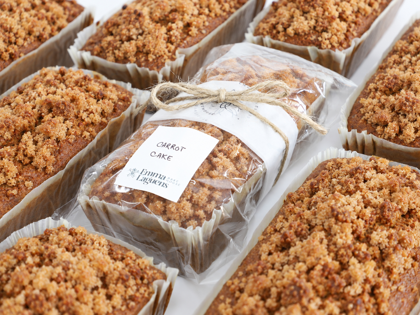 CARROT CAKE <br><span style="font-family: 'Spartan', sans-serif;font-size:13px;"><p>Budín de zanahoria, canela y nueces con crumble de nueces.</p>$21.000<b>(20 x 8 cm. / 580 gr.)</b></span>