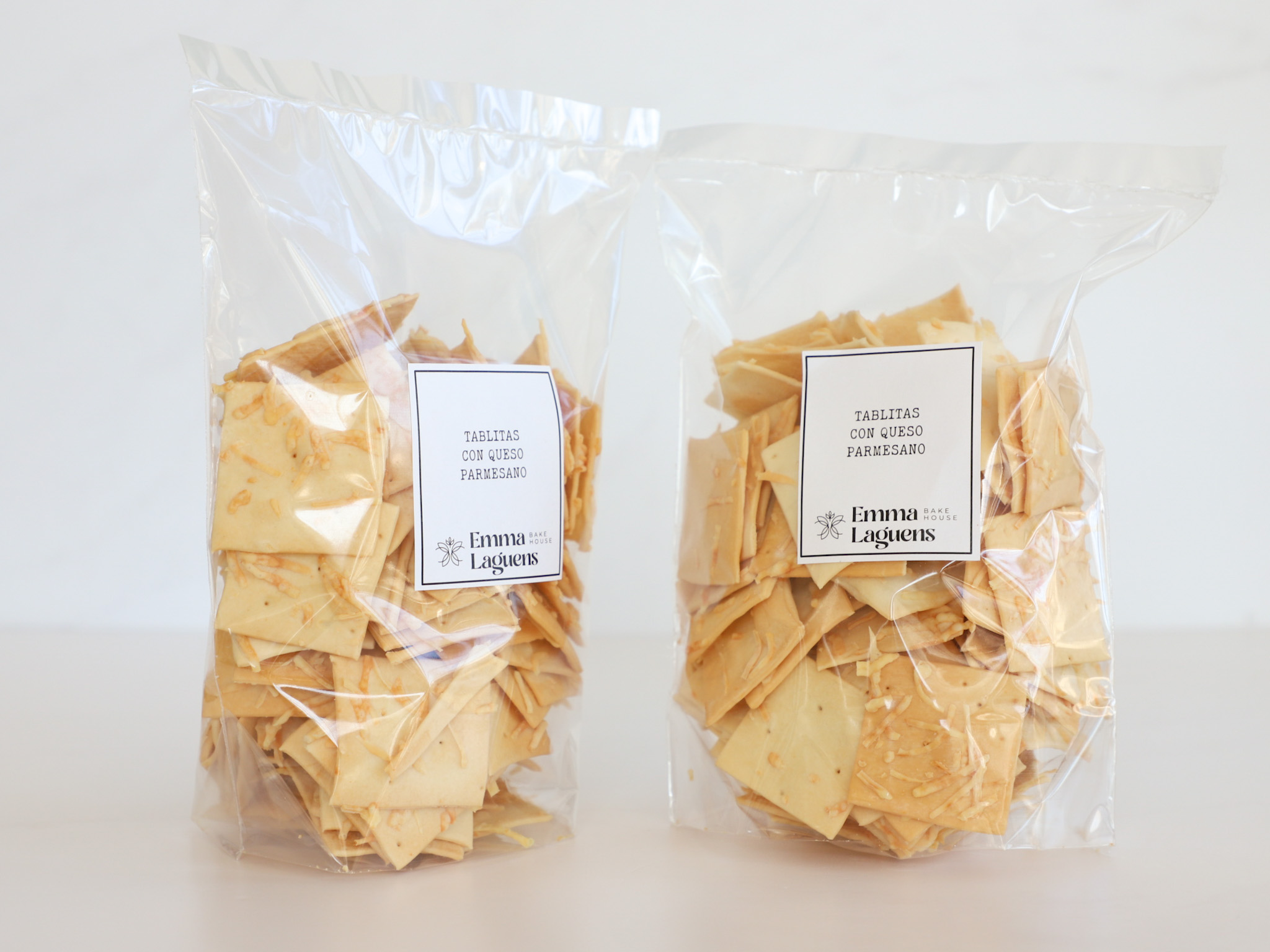 CRACKERS CLÁSICAS CON QUESO PARMESANO<br><span style="font-family: 'Spartan', sans-serif;font-size:13px;"><p>Galletitas con queso parmesano.</p><b>$9.400 (Paquete de 200 gr.) </b></span>