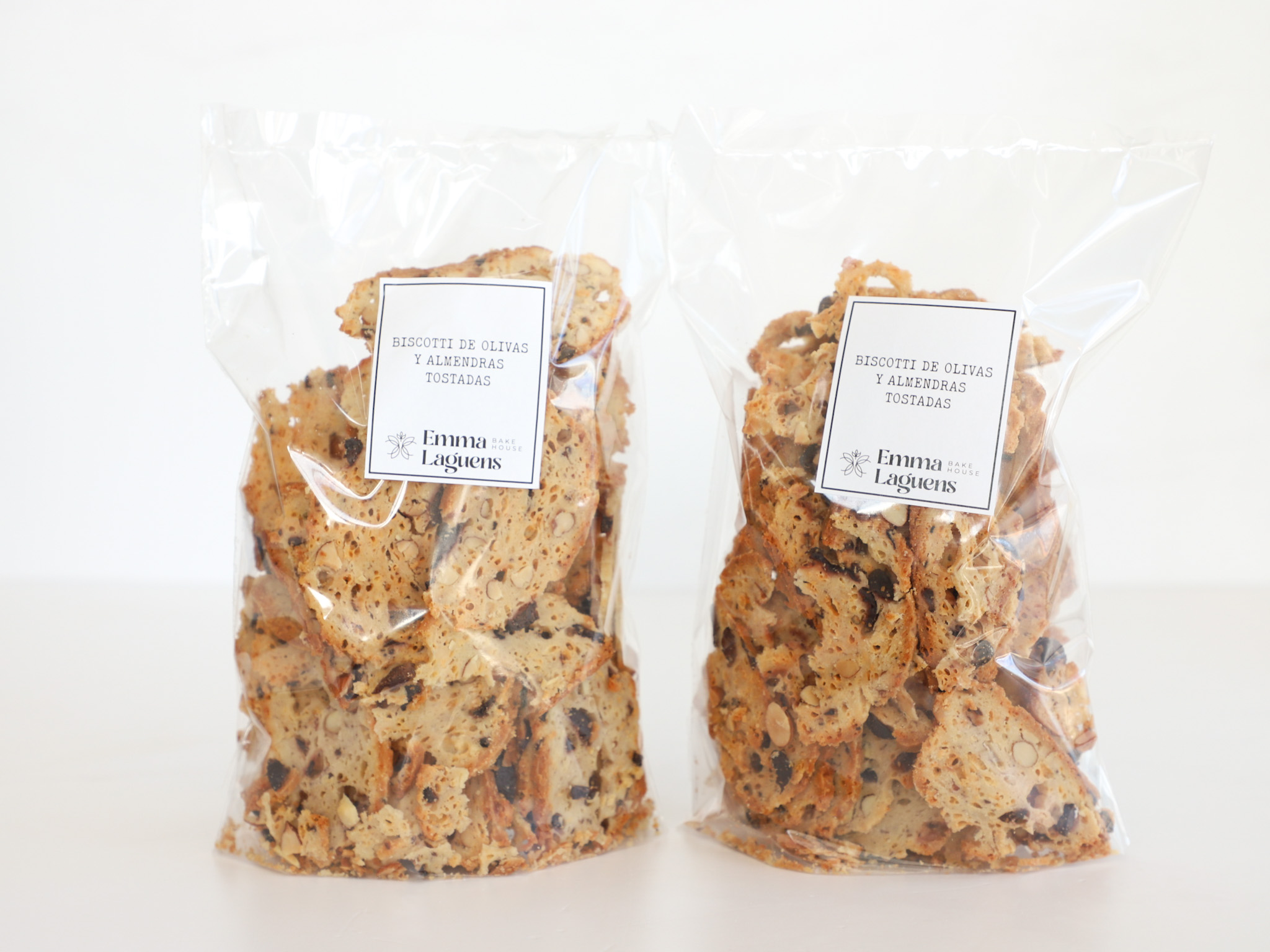 BISCOTTI DE OLIVAS Y ALMENDRAS<br><span style="font-family: 'Spartan', sans-serif;font-size:13px;"><p>Biscotti de olivas verdes y negras con almendras tostadas.</p><b>$9.600 (Paquete de 300 gr.) </b></span>