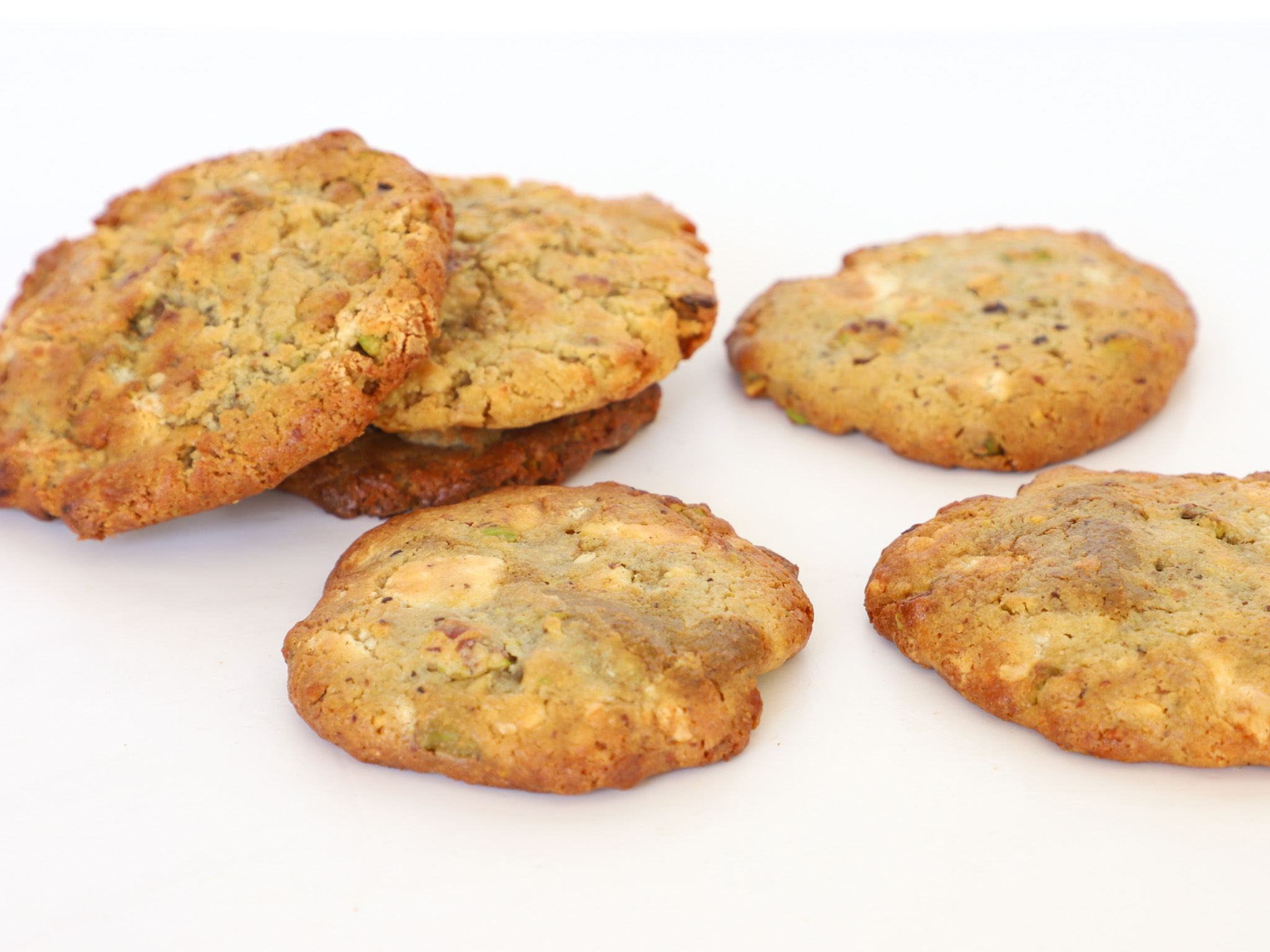 COOKIE DE PISTACHO Y CHOCOLATE BLANCO<br><span style="font-family: 'Spartan', sans-serif;font-size:13px;"><p>Cookie de pistacho con trocitos de chocolate blanco y pistachos picados, rellena con praliné de pistachos. </p>$7.500<b>(Por unidad - Ø 10 cm.)</b></span>