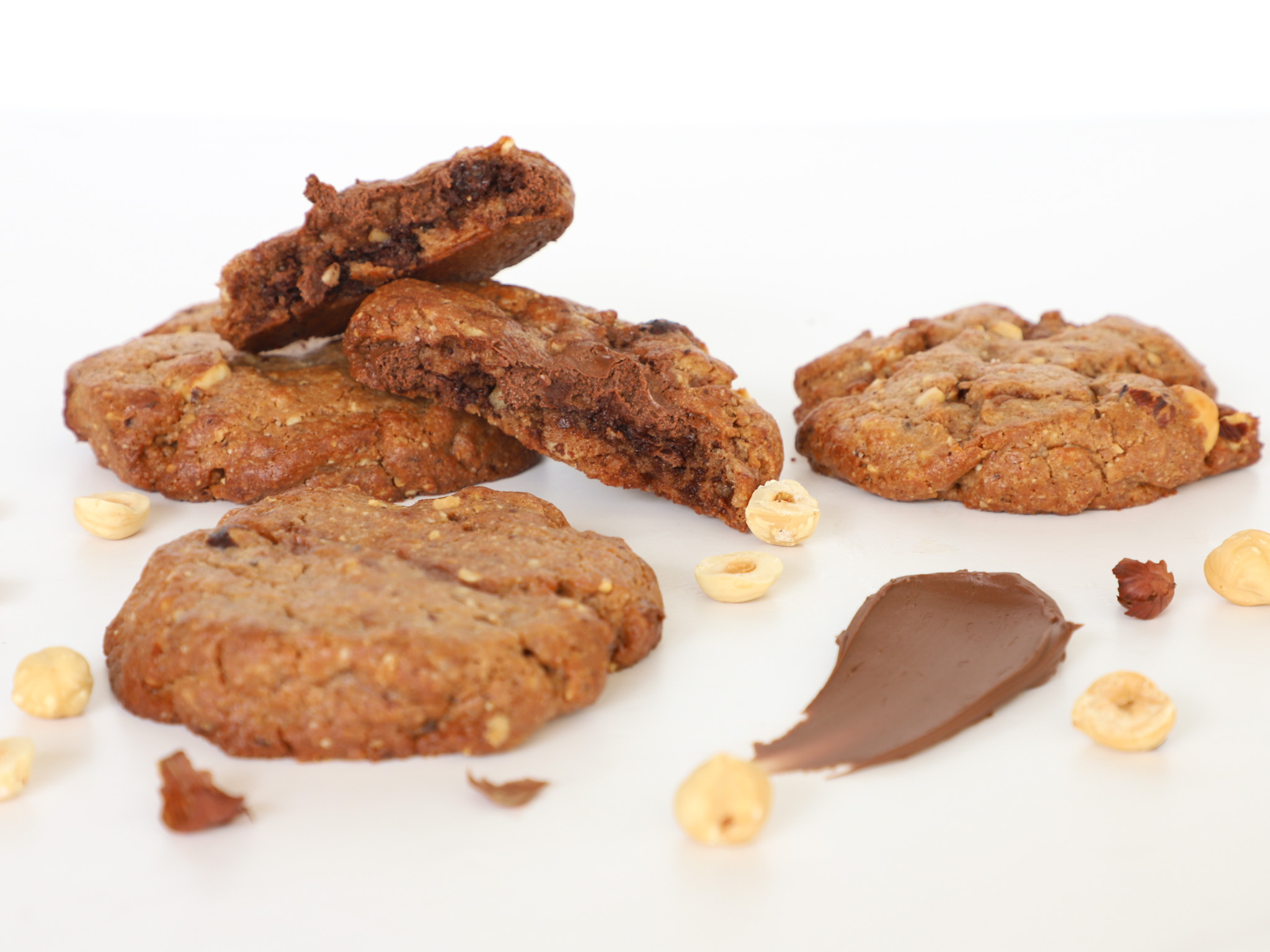 COOKIE DE AVELLANAS Y NUTELLA<br><span style="font-family: 'Spartan', sans-serif;font-size:13px;"><p>Cookie de avellanas con trocitos de chocolate con leche y avellanas picadas, rellena con una crema de chocolate y avellanas (Nutella). </p>$6.500<b>(Por unidad - Ø 10 cm.)</b></span>