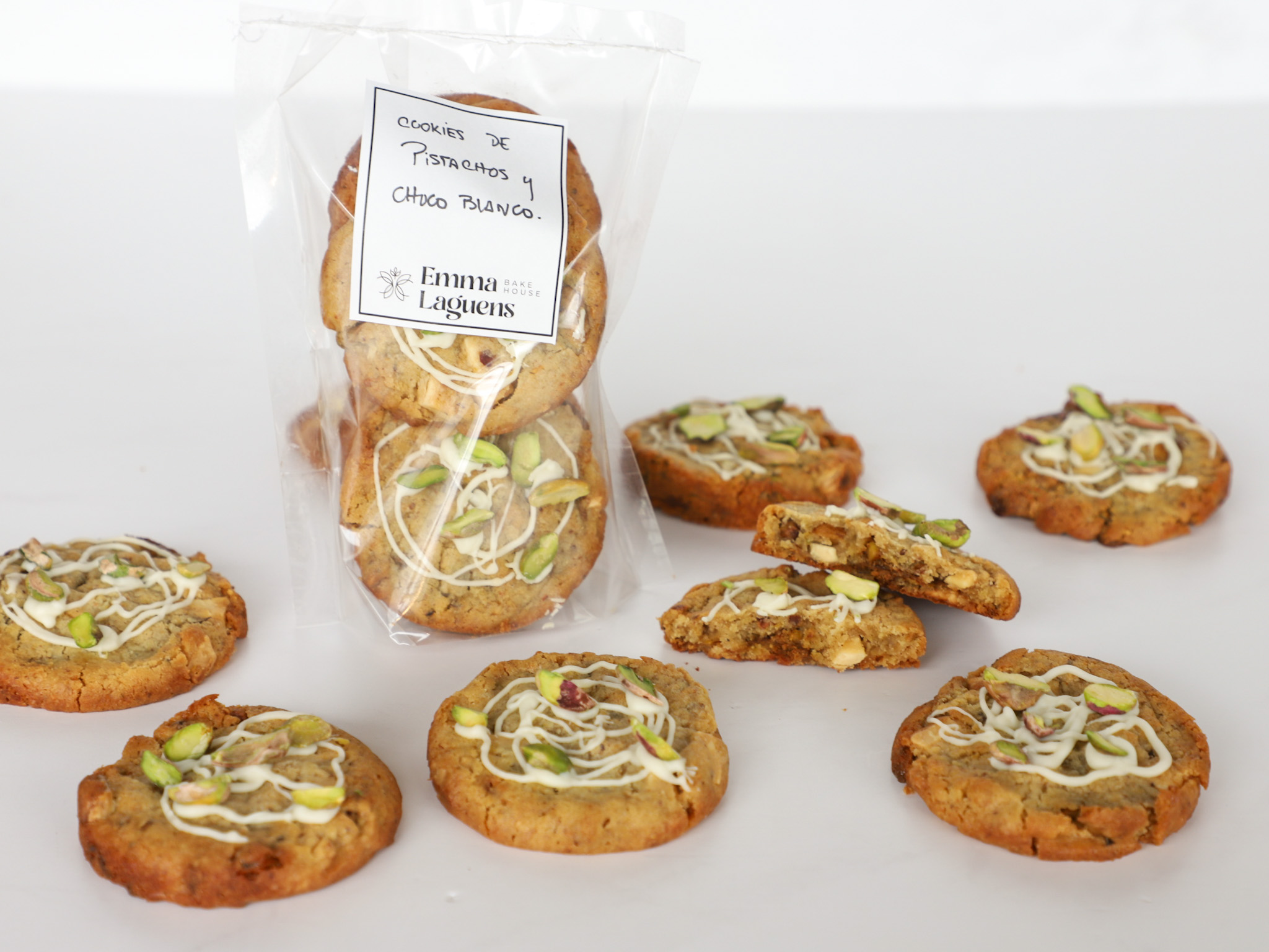 COOKIES DE PISTACHO Y CHOCOLATE BLANCO<br><span style="font-family: 'Spartan', sans-serif;font-size:13px;"><p>Cookies de pistacho con trocitos de chocolate blanco y pistachos picados, rellena con praliné de pistachos. </p>$16.000<b>(Paquete de 4 unidades - Ø 6 cm c/u.)</b></span>