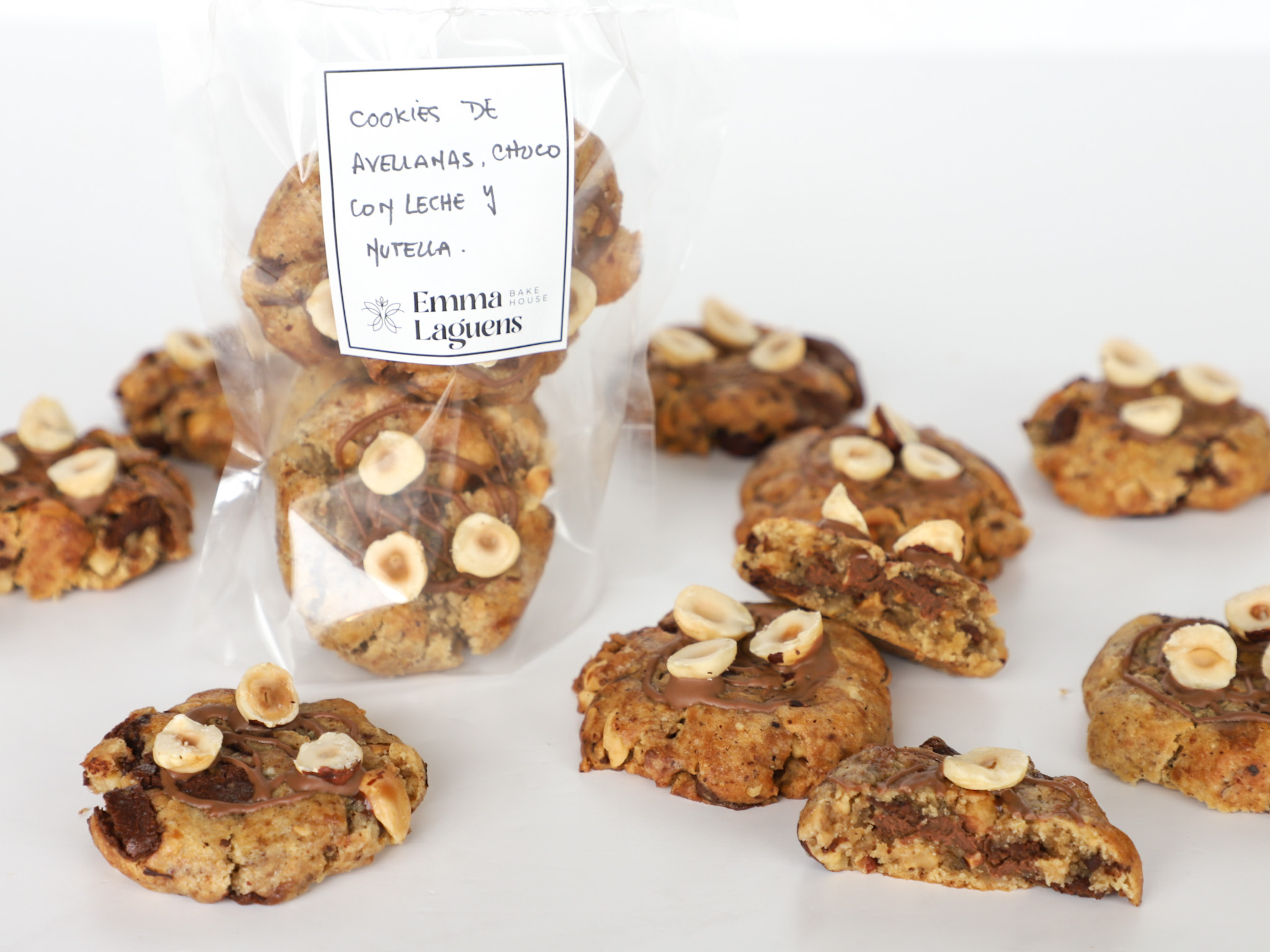COOKIES DE AVELLANAS, CHOCO CON LECHE  Y NUTELLA<br><span style="font-family: 'Spartan', sans-serif;font-size:13px;"><p>Cookies de avellanas con trocitos de chocolate con leche y avellanas picadas, rellena con una crema de chocolate y avellanas (Nutella). </p>$15.000<b>(Paquete de 4 unidades - Ø 6 cm c/u.)</b></span>