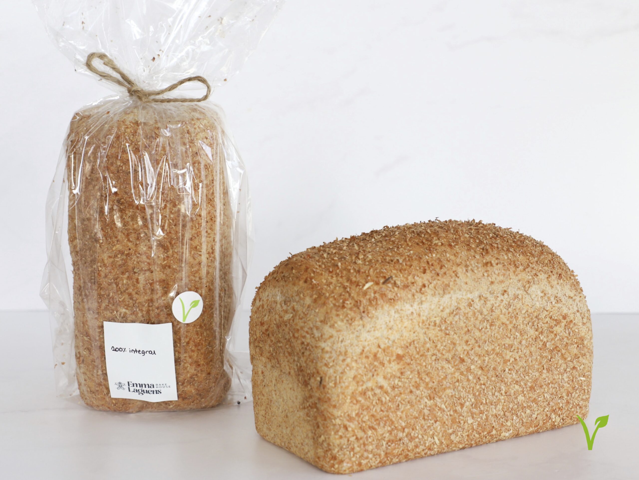 PAN DE MOLDE 100% INTEGRAL<br><span style="font-family: 'Spartan', sans-serif;font-size:13px;"><p>Pan hecho 100% con harina integral (no contiene harinas blancas, ni azúcar). Pan hecho con levadura (apto vegano).</p>$9.700<b>(Por unidad - 500 gr.) </b></span>