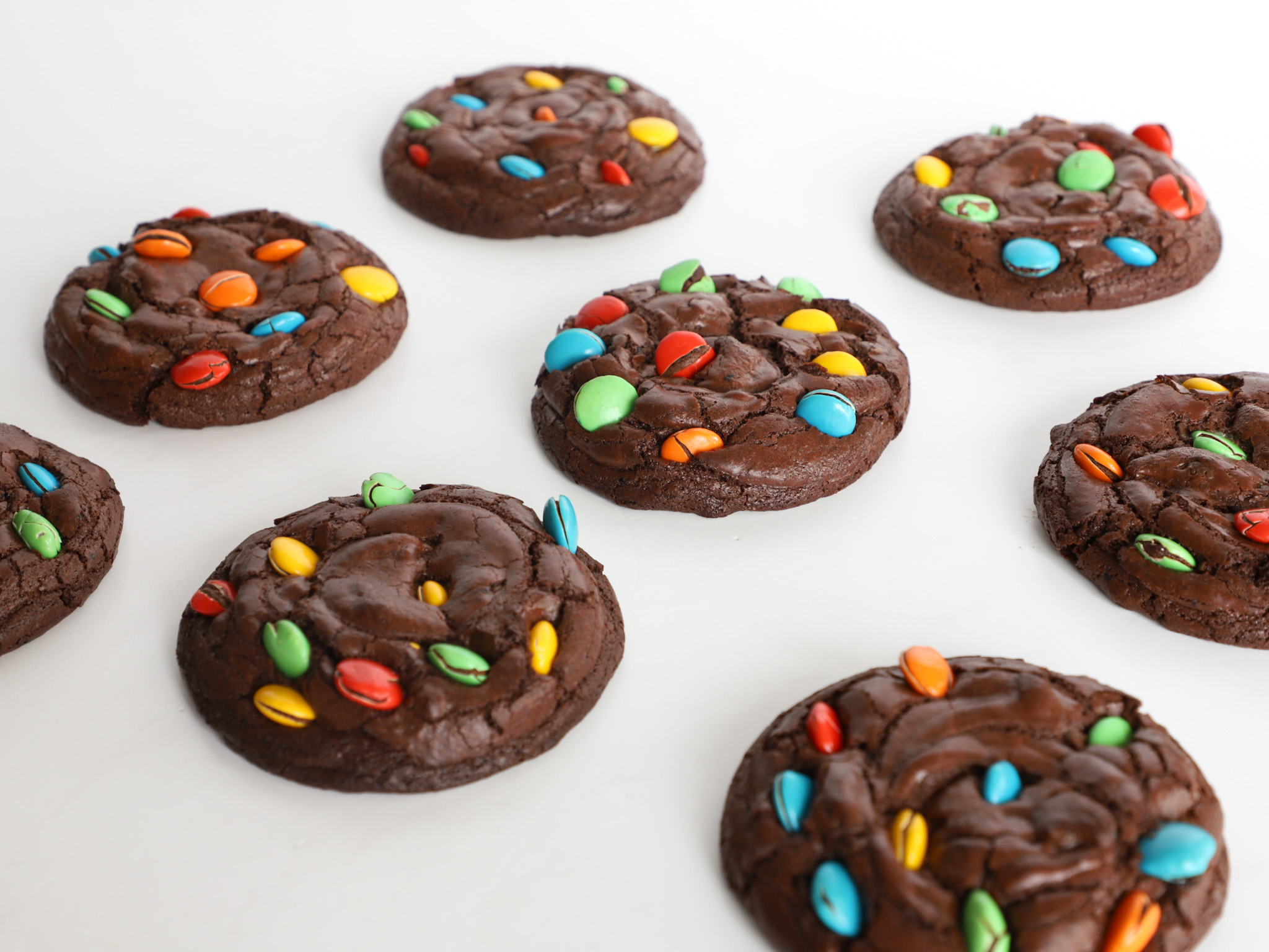 BROOKIE CON ROCKLETS<br><span style="font-family: 'Spartan', sans-serif;font-size:13px;"><p>Brownie cookie con chips de chocolate en su interior y Rocklets por encima.. </p>$5.500<b>(Por unidad - Ø 10 cm.)</b></span>