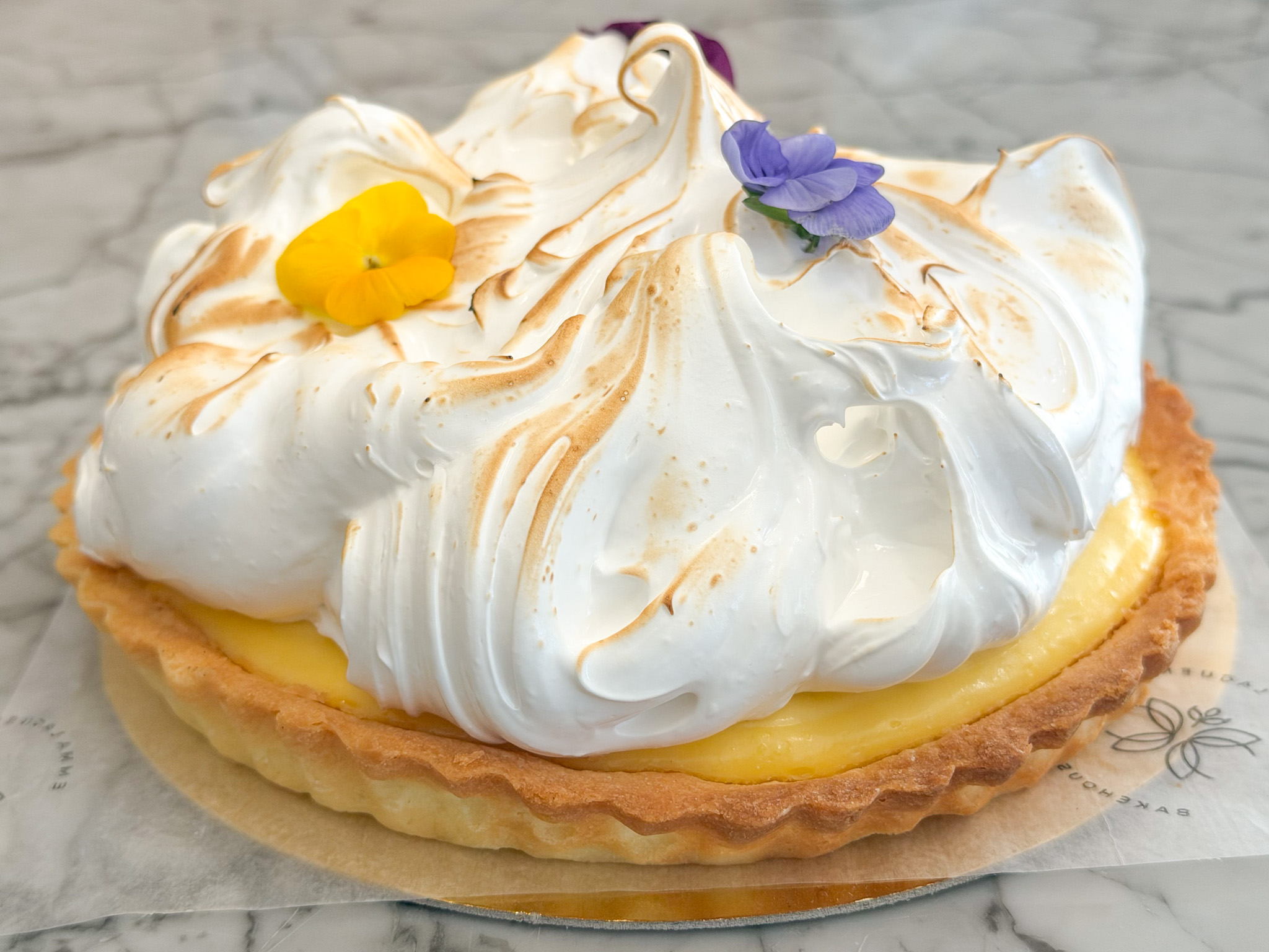 LEMON PIE <br><span style="font-family: 'Spartan', sans-serif;font-size:13px;"><p>Curd de limón · Merengue italiano · Masa sablée...</p>$48.000<b>En Hudson salen todos los días! En Gonnet, sólo los viernes, sábados, domingos y feriados.</b></span>