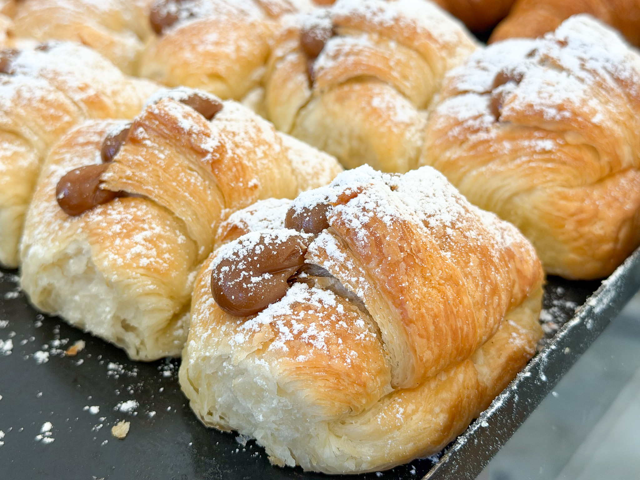 MEDIALUNAS DE DULCE DE LECHE <br><span style="font-family: 'Spartan', sans-serif;font-size:13px;"><p>Medialunas dulces de manteca rellanas con dulce de leche y, por encima, están espolvoreadas con azúcar impalpable. </p><b>(Por unidad, media docena o docena.)</b></span>