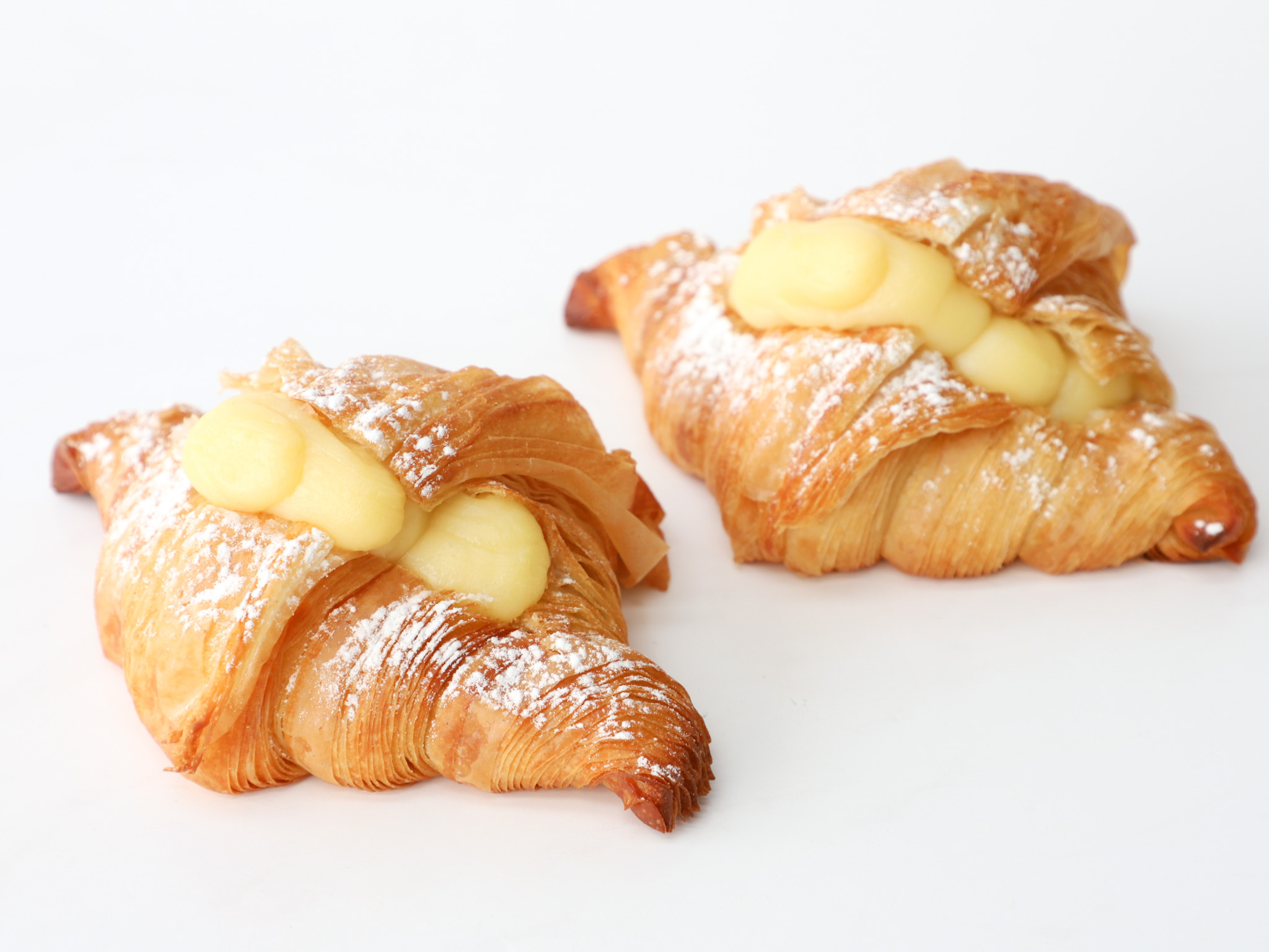 CROISSANT CON CREMA PASTELERA <br><span style="font-family: 'Spartan', sans-serif;font-size:13px;"><p>Croissant clásico relleno con crema pastelera de vainilla. </p><b>$4.200 (Por unidad.)</b></span>