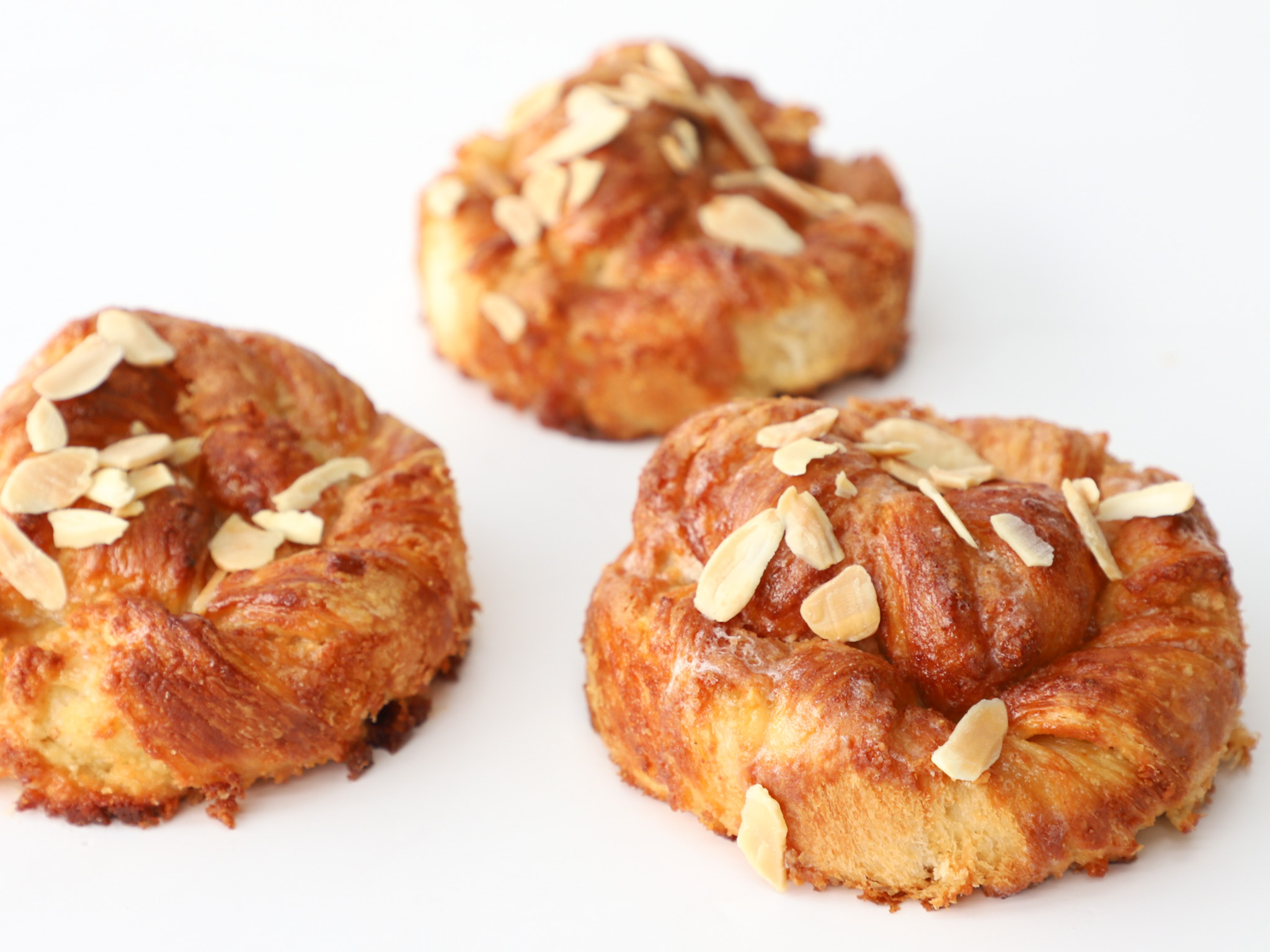 ROLL DE ALMENDRAS <br><span style="font-family: 'Spartan', sans-serif;font-size:13px;"><p>Roll relleno con crema de almendras. </p><b>$4.800 (Por unidad.)</b></span>