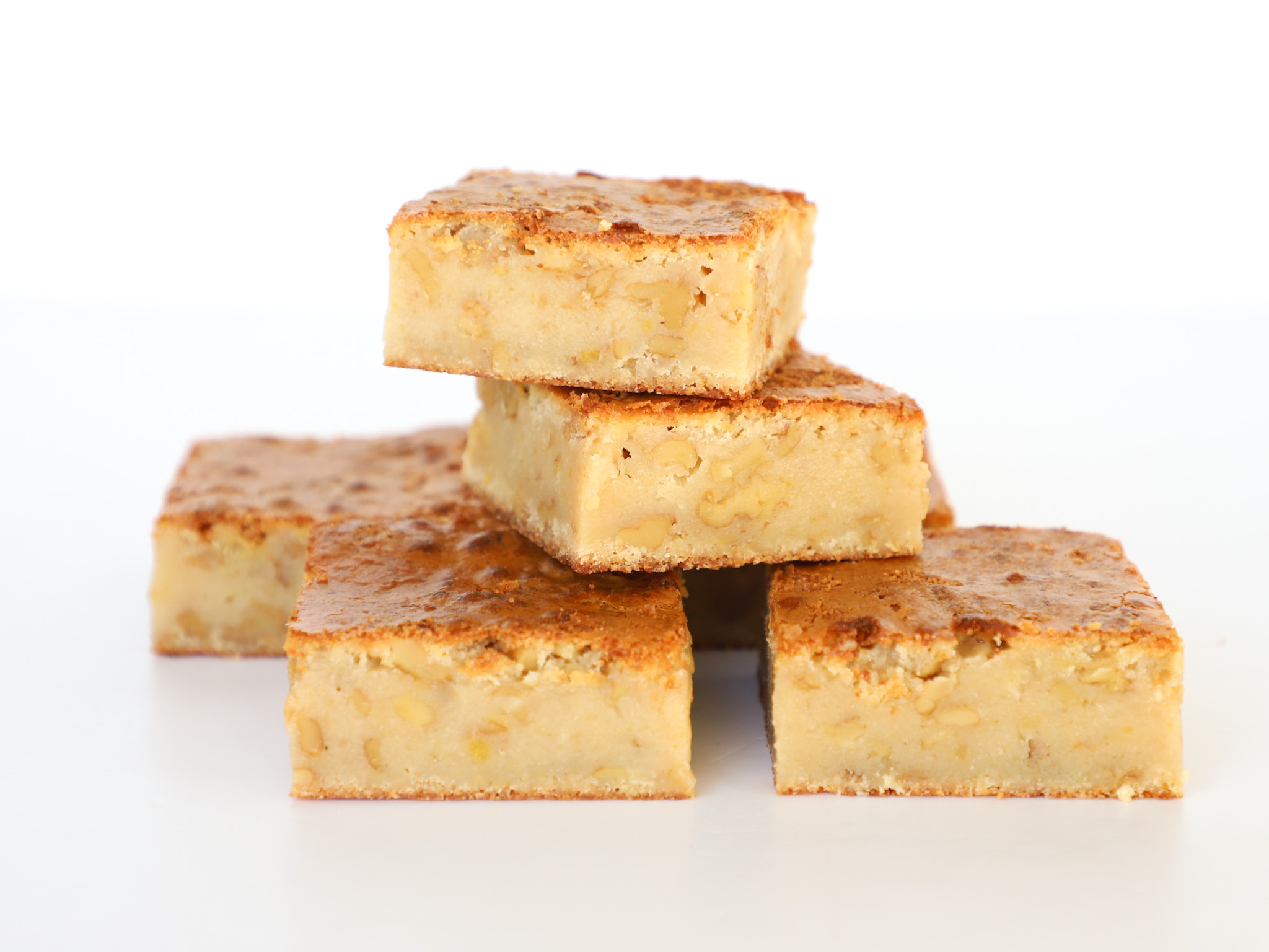 BLONDIES <br><span style="font-family: 'Spartan', sans-serif;font-size:13px;"><p>Blondies húmedos de chocolate blanco y nueces. </p>$6.800<b>(Por unidad - 7x7 cm.)</b></span>
