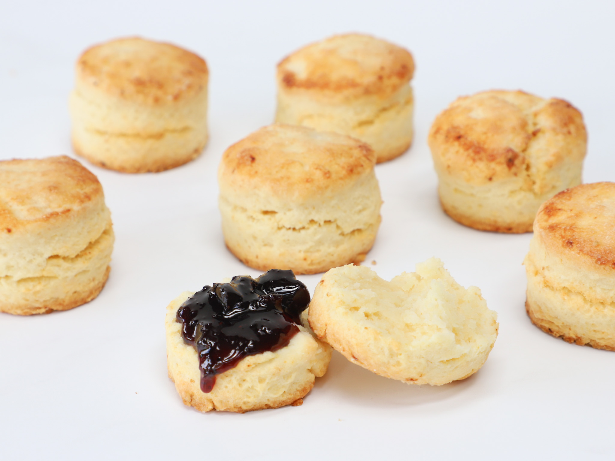 CREAM SCONS <br><span style="font-family: 'Spartan', sans-serif;font-size:13px;"><p>Scons clásicos dulces, súper húmedos en su interior.</p>$3.000<b>(Por unidad - 4,5 cm de diámetro.) </b>Disponibles sólo los viernes, sábados, domingos y feriados.</span>