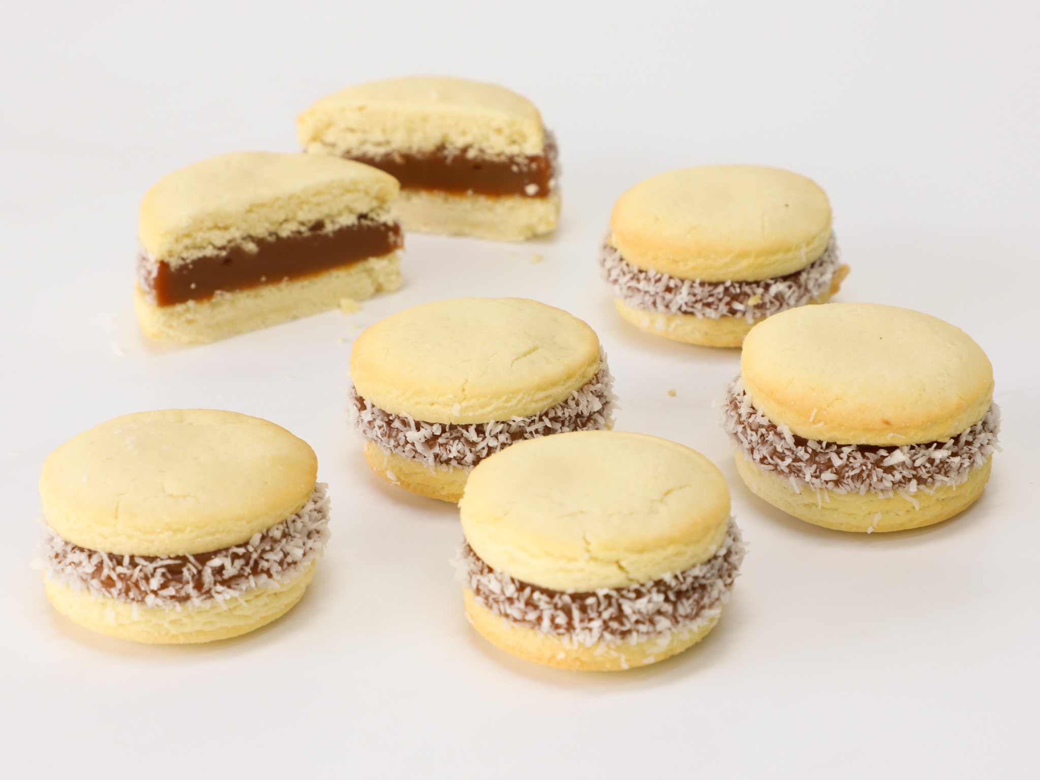 ALFAJORES DE MAICENA<br><span style="font-family: 'Spartan', sans-serif;font-size:13px;"><p> Masa clásica de maicena · Dulce de leche · Coco rallado...</p>$2.500 c/u.<b>(Ø5 cm. - Pedido mínimo de 4 unidades. Se pueden combinar con los Alfajores de Nuez y de Almendras.)</b></span>