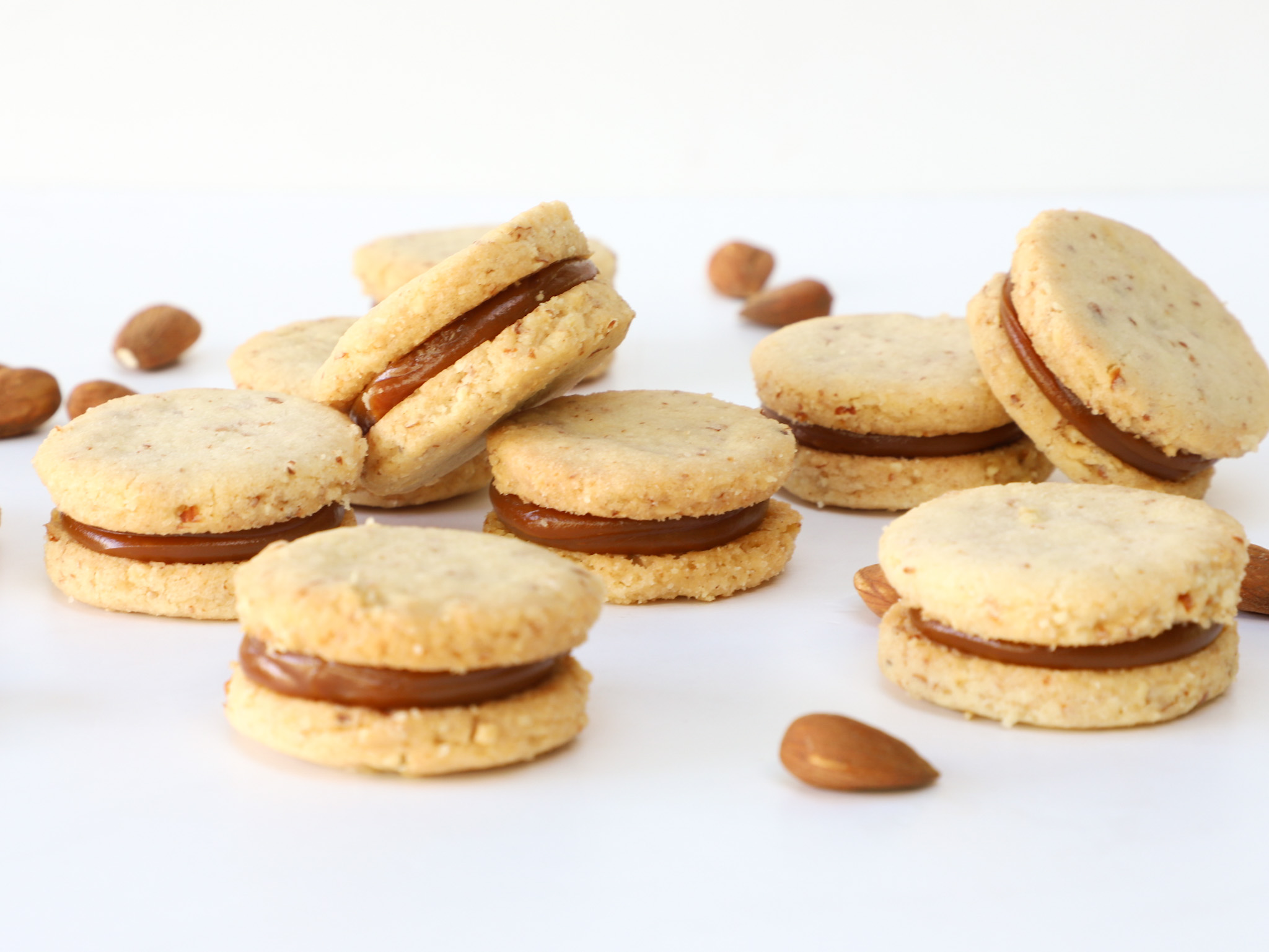 ALFAJORES DE ALMENDRAS<br><span style="font-family: 'Spartan', sans-serif;font-size:13px;"><p> Masa sablée de almendras · Dulce de leche...</p>$3.500 c/u.<b>(Ø5 cm. - Pedido mínimo de 4 unidades. Se pueden combinar con los Alfajores de Nuez y de Maicena.)</b></span>