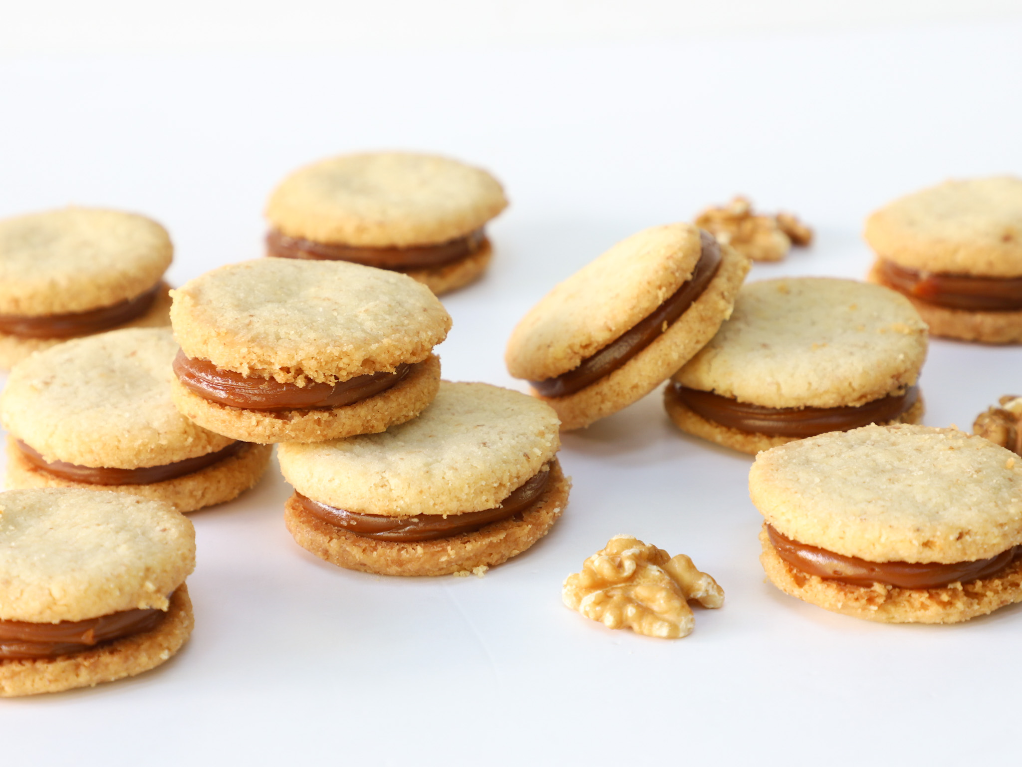 ALFAJORES DE NUEZ<br><span style="font-family: 'Spartan', sans-serif;font-size:13px;"><p> Masa sablée de almendras · Dulce de leche...</p>$3.500 c/u.<b>(Ø5 cm. - Pedido mínimo de 4 unidades. Se pueden combinar con los Alfajores de Almendras y de Maicena.)</b></span>