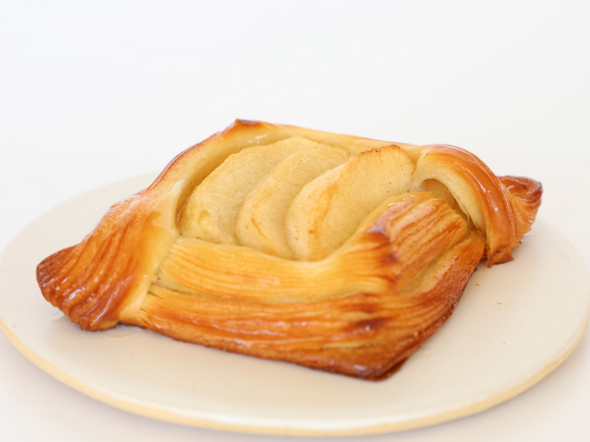 DANESA DE MANZANA Y VAINILLA<br><span style="font-family: 'Spartan', sans-serif;font-size:13px;"><p>Danesa rellena con crema pastelera de vainilla • Manzanas salteadas con canela. </p>$6.300<b>(Por unidad.)</b></span>
