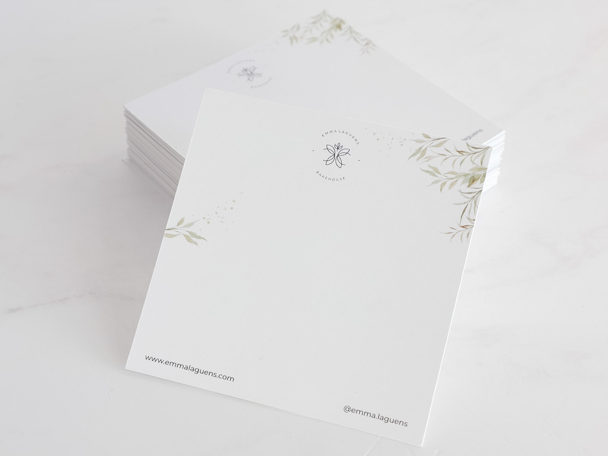 TARJETA "HOJAS"<br><span style="font-family: 'Spartan', sans-serif;font-size:13px;"><p></p>$3.000 (10x10 cm.)<b></b></span>