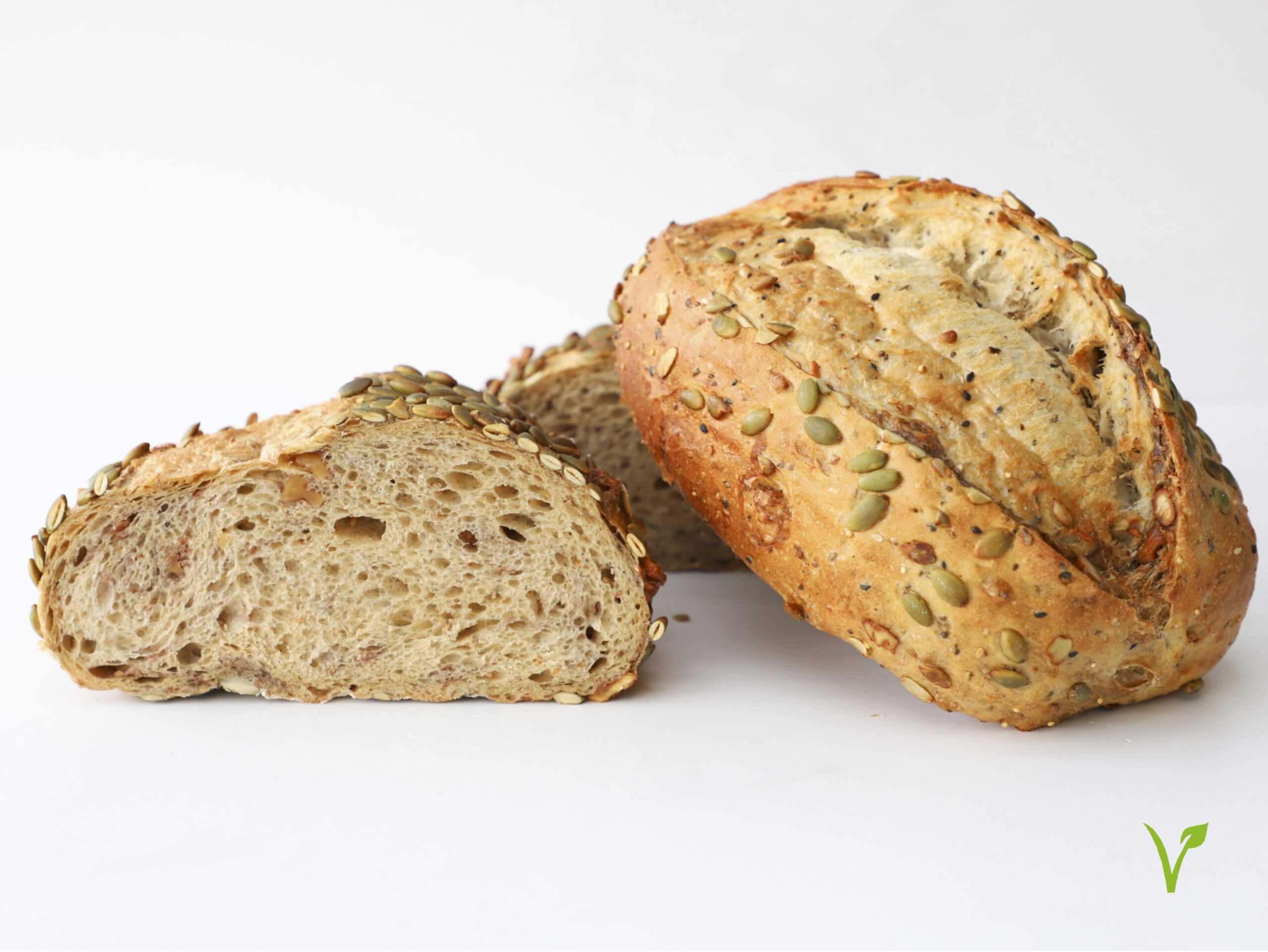 HOGAZA DE CENTENO Y NUECES<br><span style="font-family: 'Spartan', sans-serif;font-size:13px;"><p>Pan de masa madre con harina de centeno y nueces. Por fuera, semillas de calabaza (apto vegano).</p><b>$4.900 (Por unidad.) </b></span>