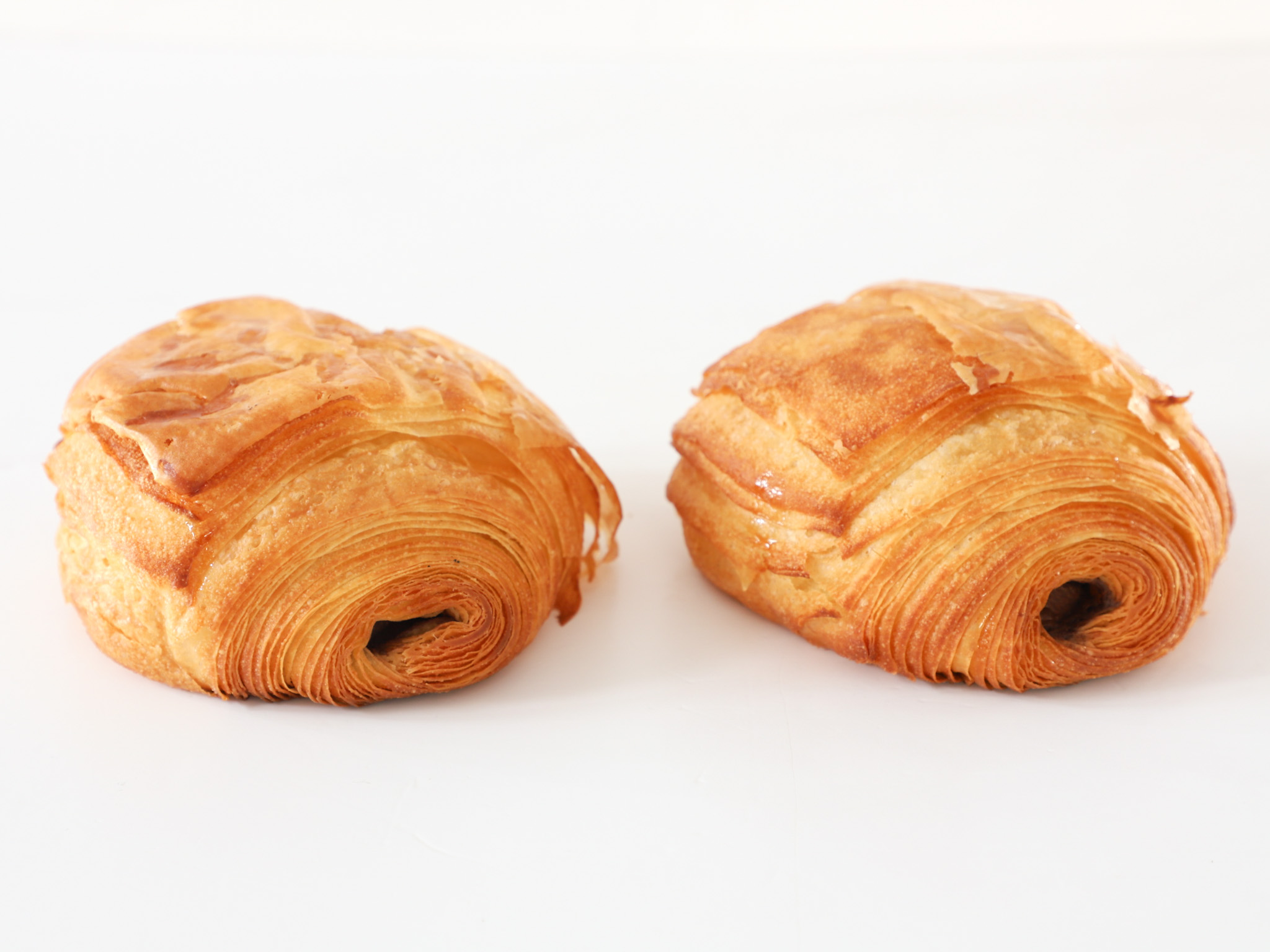 PAIN AU CHOCOLAT <br><span style="font-family: 'Spartan', sans-serif;font-size:13px;"><p>Masa de croissant con interior de chocolate. </p><b>$4.800 (Por unidad.)</b></span>
