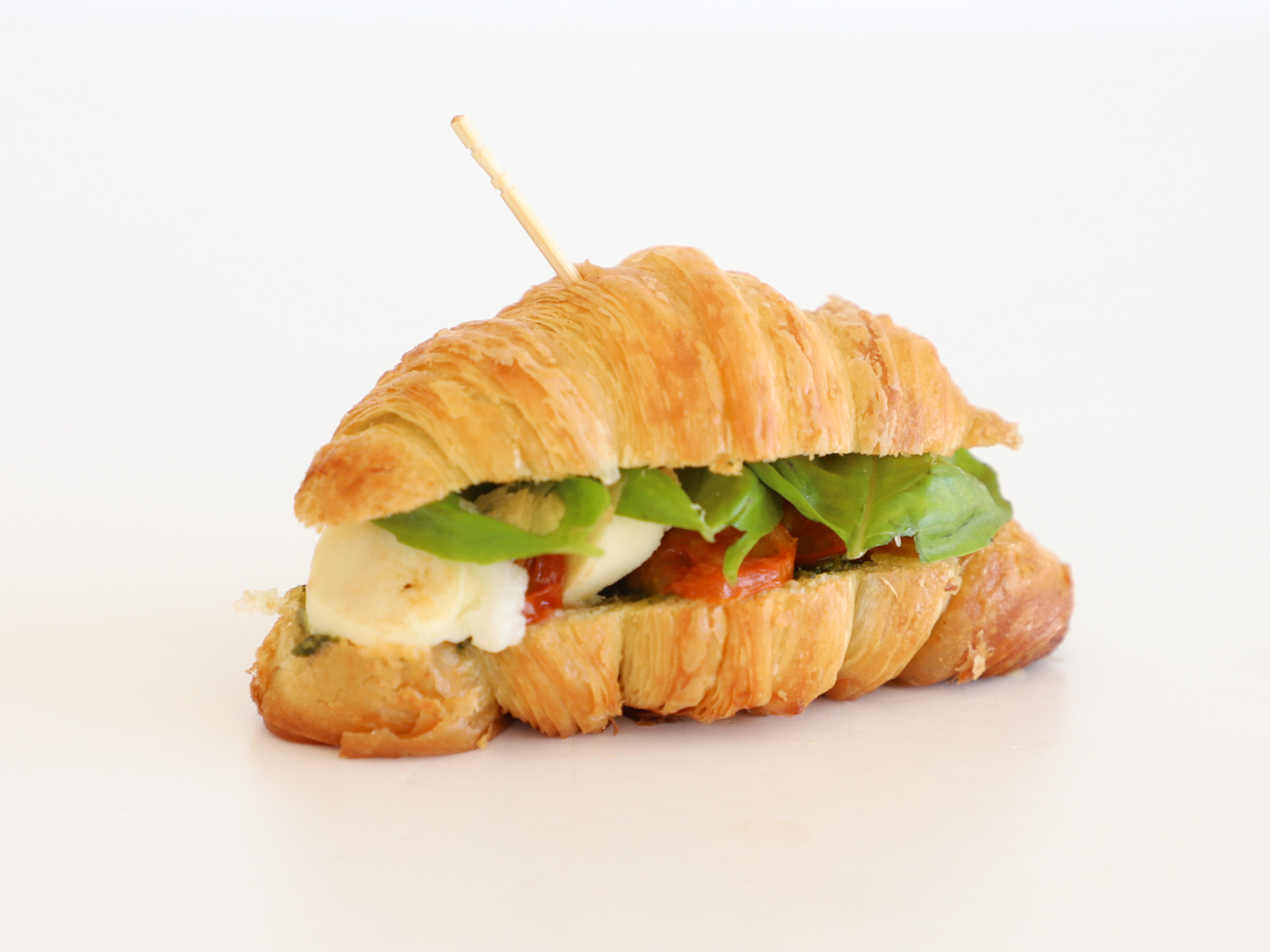 MINI CROISSANT CAPRESE<br> <div class="bloque-prod"><span style="font-family: 'Spartan', sans-serif;font-size:13px;"><b> $28.000 </b><br> (por 6 unidades.)</span></div>