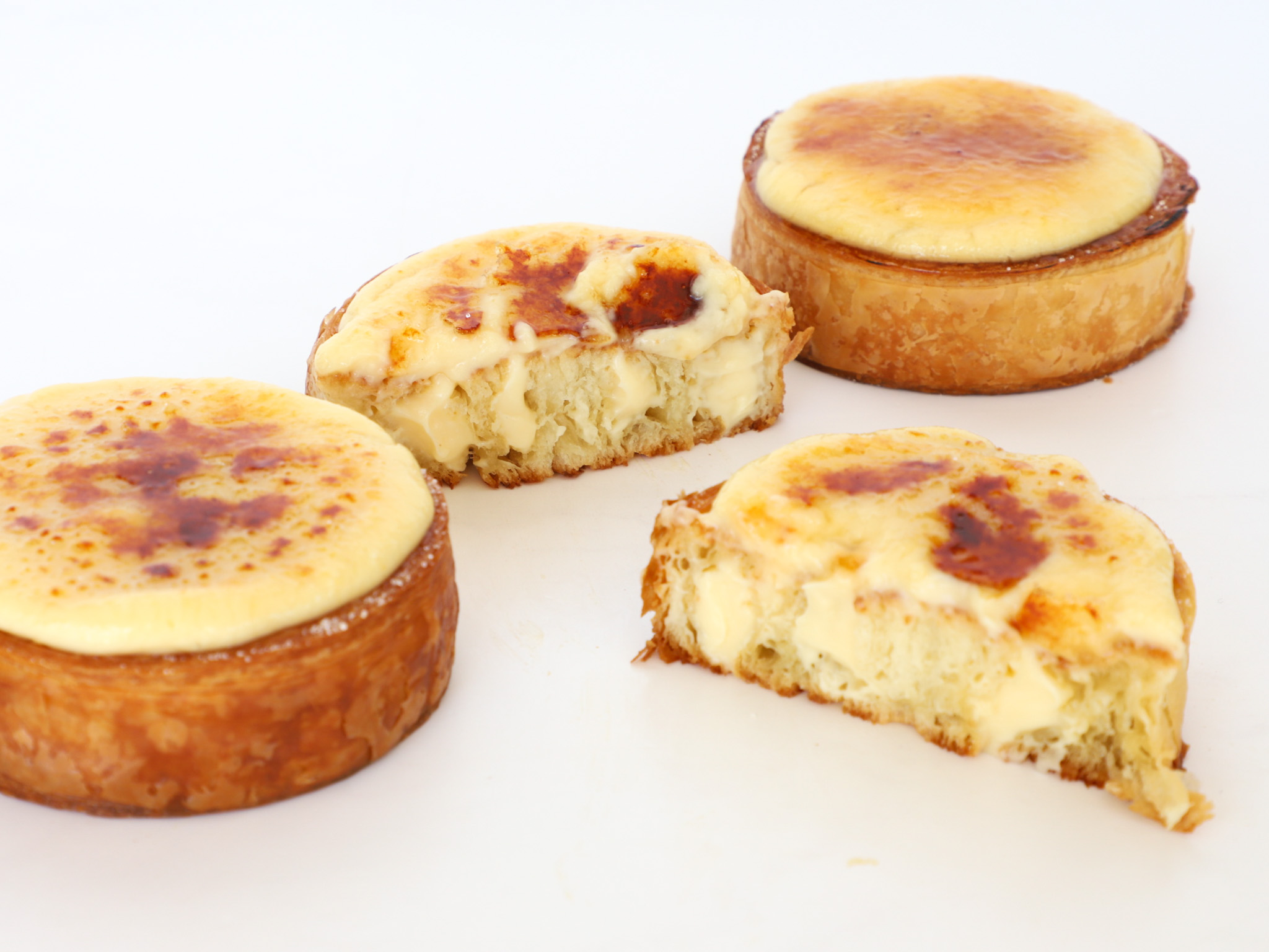 CRÈME BRÛLÉE NEW YORK ROLL <br><span style="font-family: 'Spartan', sans-serif;font-size:13px;"><p>Masa de croissant con forma de roll con una crema de crème brûlée en su interior y mas por encima caramelizada. </p>$5.800<b>(Por unidad.)</b>Disponibles sólo los viernes, sábados, domingos y feriados.</span>