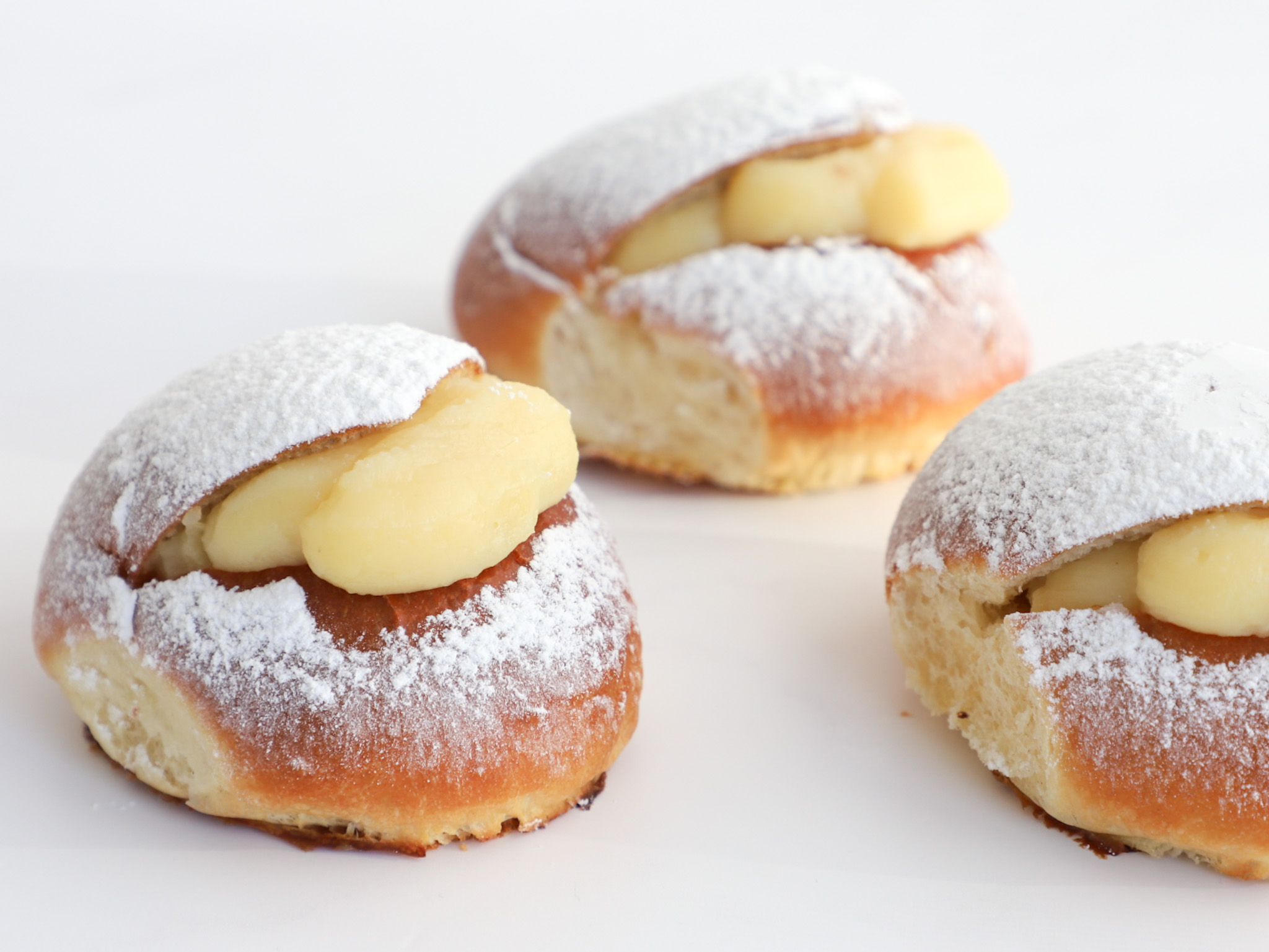 MIGUELITOS DE CREMA PASTELERA <br><span style="font-family: 'Spartan', sans-serif;font-size:13px;"><p>Facturas de masa abriochada, rellenas con crema pastelera de vainilla. </p><b>(Por unidad, media docena o docena.)</b></span>
