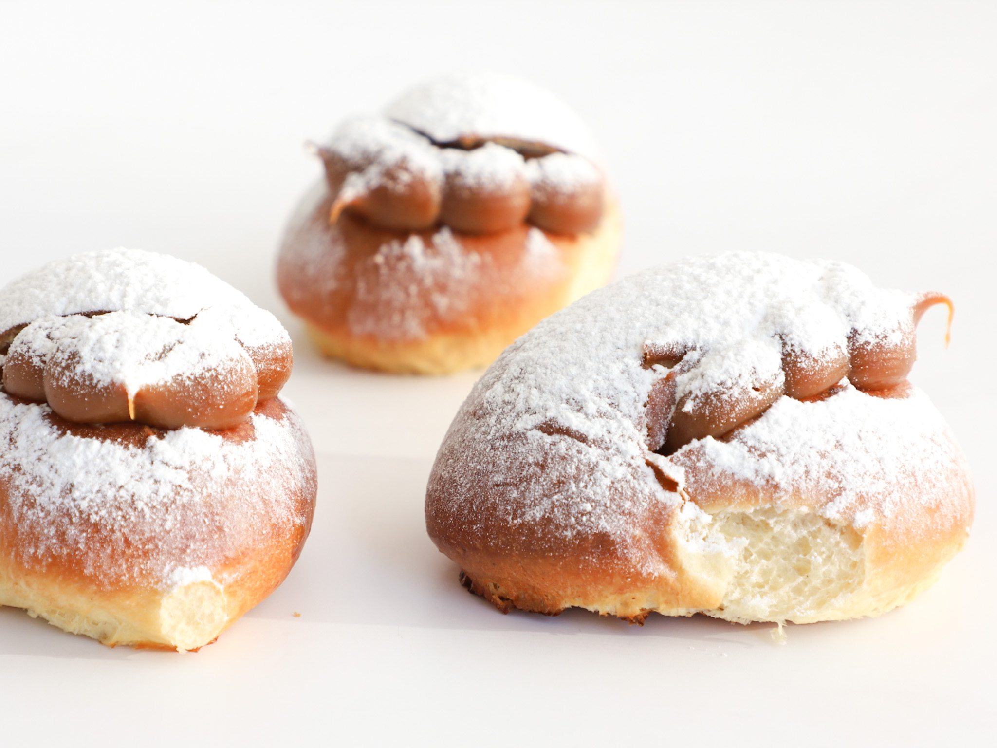 MIGUELITOS DE DULCE DE LECHE <br><span style="font-family: 'Spartan', sans-serif;font-size:13px;"><p>Facturas de masa abriochada, rellenas con dulce de leche. </p><b>(Por unidad, media docena o docena.)</b></span>