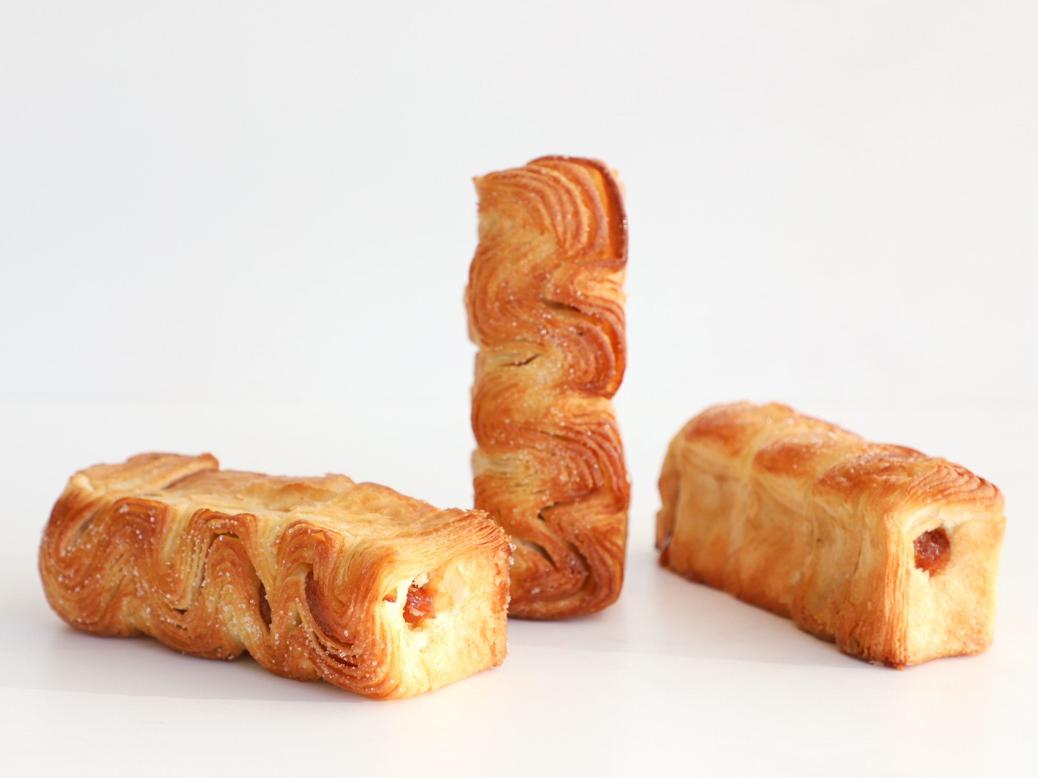 FEUILLETÉ ZIG·ZAG DE MEMBRILLO<br><span style="font-family: 'Spartan', sans-serif;font-size:13px;"><p>Masa de croissant con interior de membrillo. </p><b>$4.000 (Por unidad.)</b></span>