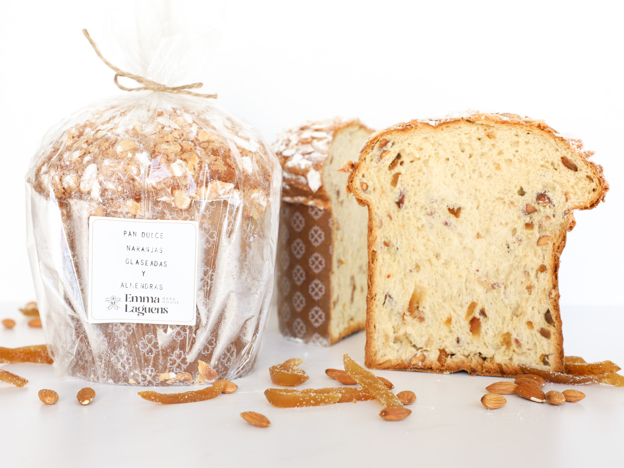 PAN DULCE DE NARANJAS Y ALMENDRAS <br><span style="font-family: 'Spartan', sans-serif;font-size:13px;"><p> Pan dulce con cáscara de naranja glaseadas y almendras tostadas. Arriba tiene un crujiente de almendras y almendras fileteadas...</p><b>$40.000 (de 950 gr.) </b></span>