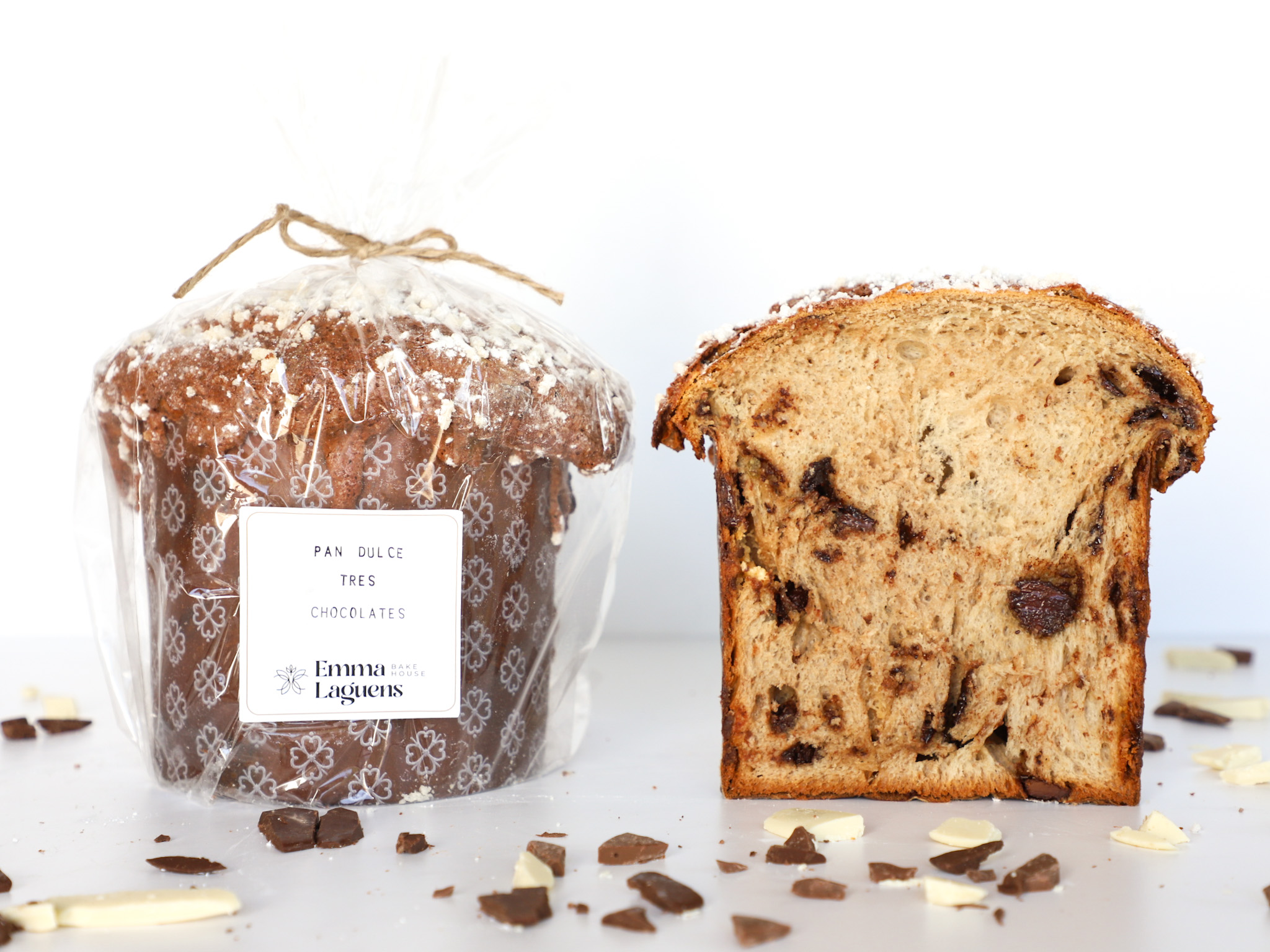 PAN DULCE DE TRES CHOCOLATES <br><span style="font-family: 'Spartan', sans-serif;font-size:13px;"><p> Pan dulce con trozos de chocolates blanco, con leche y negro. Arriba tiene un crujiente de cacao y almendras y azúcar granulada...</p><b>$40.000 (de 950 gr.) </b></span>