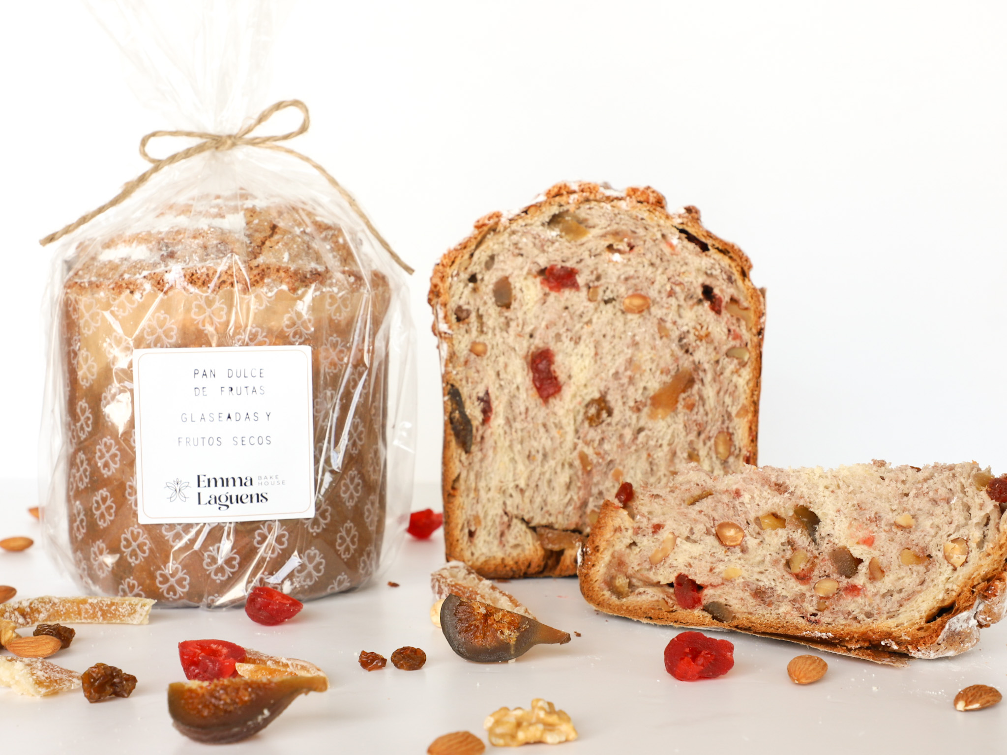 PAN DULCE DE FRUTAS GLASEADAS Y FRUTOS SECOS <br><span style="font-family: 'Spartan', sans-serif;font-size:13px;"><p> Clásico pan dulce con cáscara de naranja, higos y cerezas glaseados, pasas de uva, nueces, avellanas y almendras tostadas. Arriba tiene un crujiente de almendras...</p><b>$40.000 (de 950 gr.) </b></span>