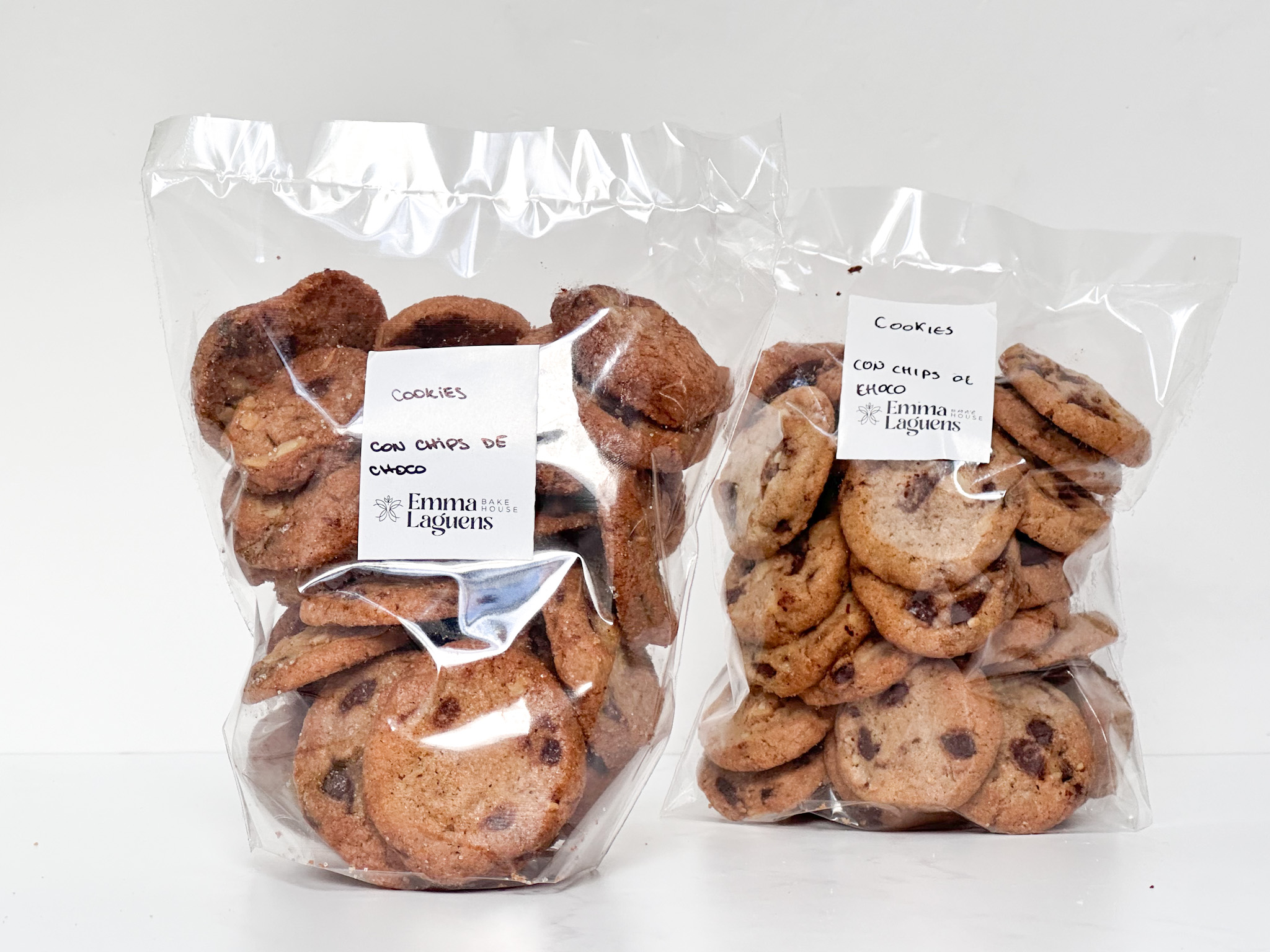 COOKIES CHOCO CHIPS <br><span style="font-family: 'Spartan', sans-serif;font-size:13px;"><p>Cookies de vainilla con trocitos de chocolate. </p>$9.000<b>(Paquete de 300 gr.)</b></span>