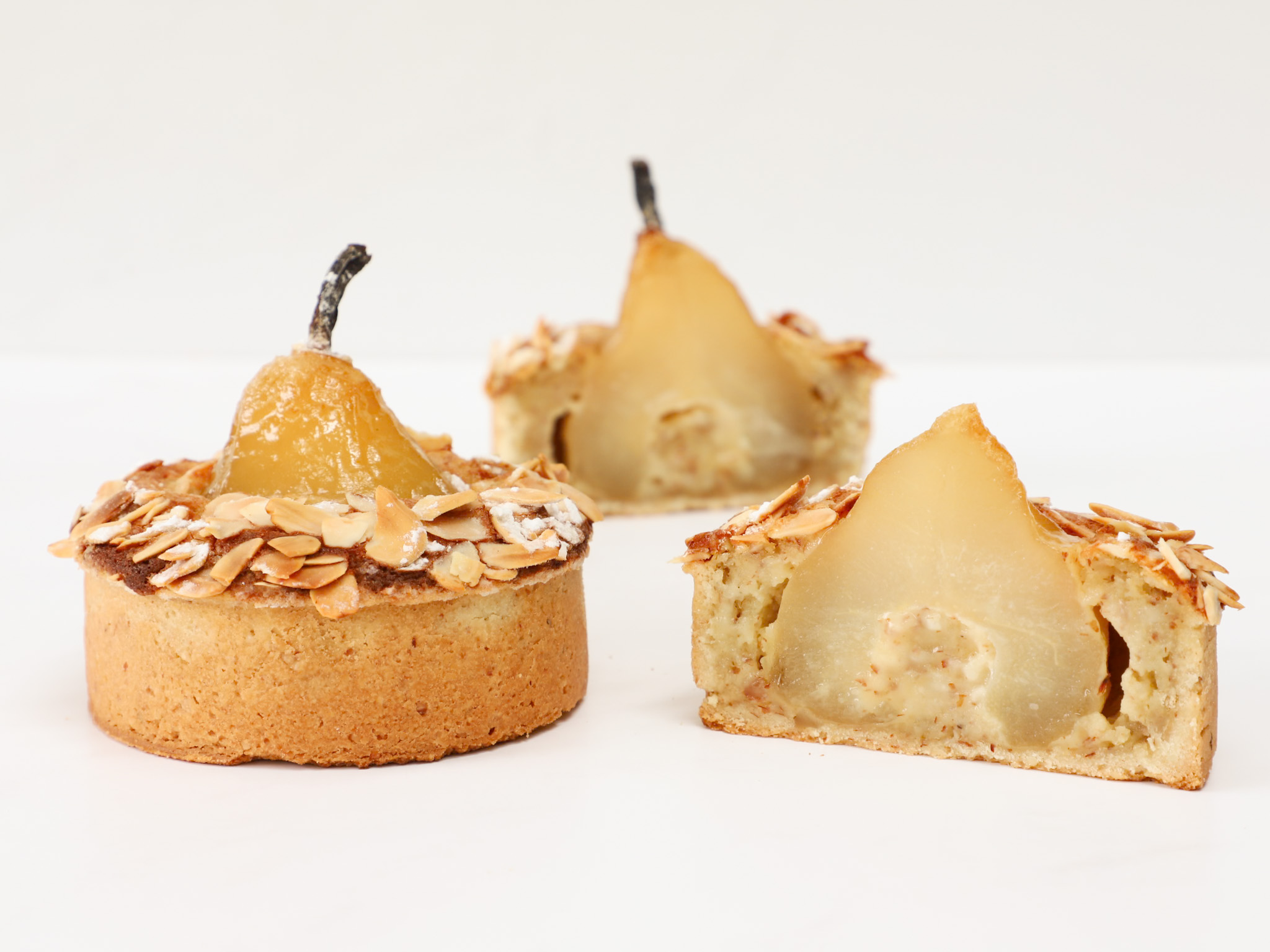 TARTA DE PERAS Y ALMENDRAS<br><span style="font-family: 'Spartan', sans-serif;font-size:13px;"><p> Pera entera pochada en almíbar · Crema frangipane de almendras · Almendras fileteadas · Masa sablée de almendras...</p>$14.000<b>(Es un poco más grande que las mini tortas. Es una tarta individual, pero para compartir.)</b></span>
