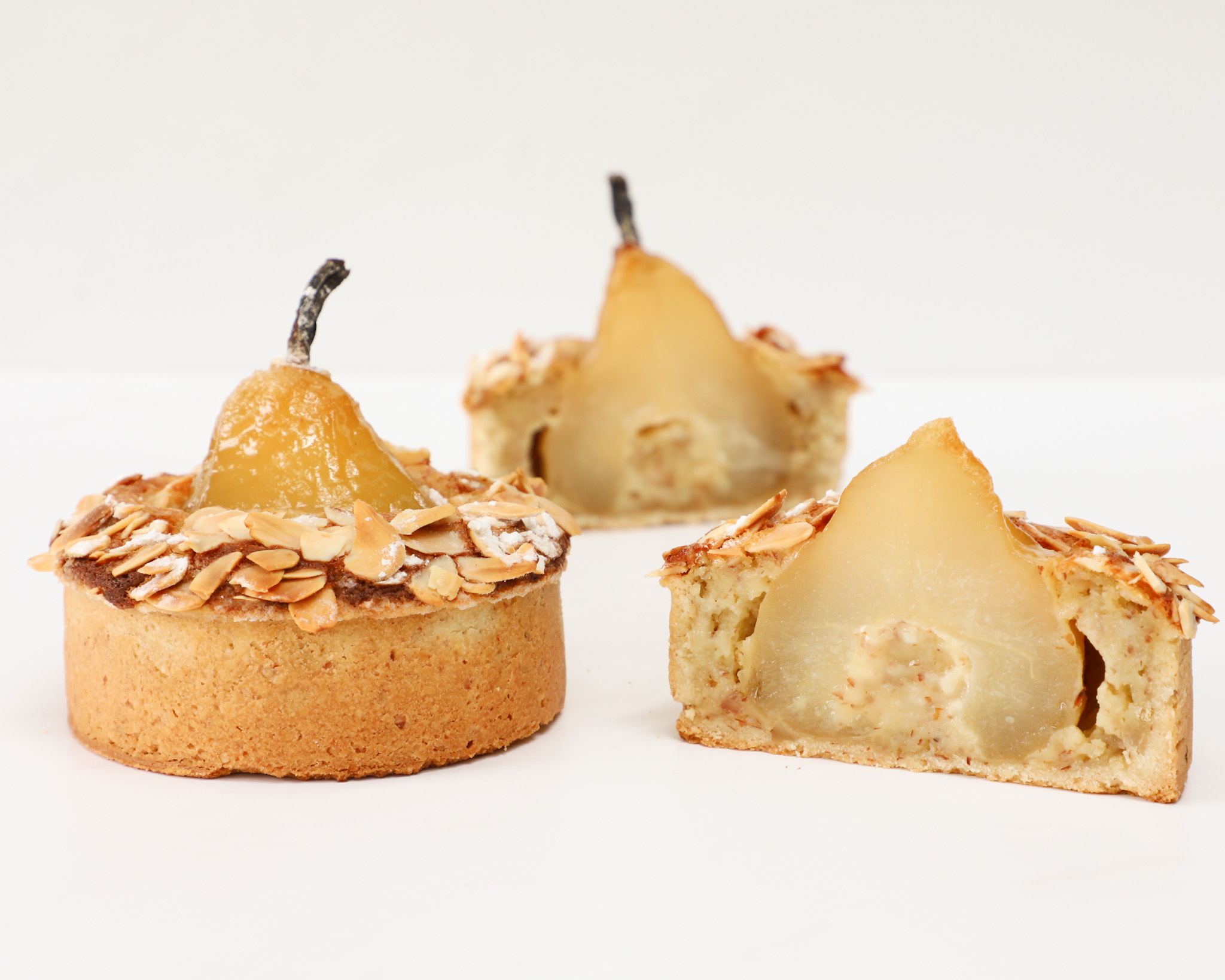 TARTA DE PERAS Y ALMENDRAS<br><span style="font-family: 'Spartan', sans-serif;font-size:13px;"><p> Pera entera pochada en almíbar · Crema frangipane de almendras · Almendras fileteadas · Masa sablée de almendras...</p>$13.000<b>(Es un poco más grande que las mini tortas. Es una tarta individual, pero para compartir.)</b></span>