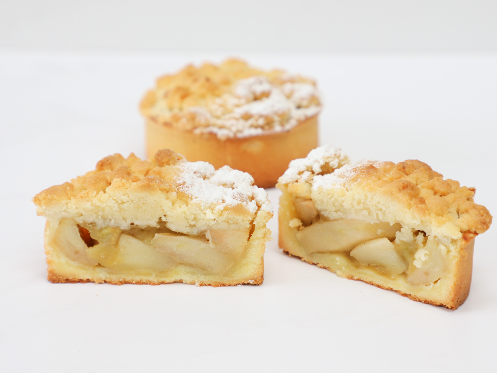 TARTA CRUMBLE DE MANZANA<br><span style="font-family: 'Spartan', sans-serif;font-size:13px;"><p> Manzanas salteadas con canela · Crumble · Masa sablée...</p>$11.500<b>(Es un poco más grande que las mini tortas. Es una tarta individual, pero para compartir.)</b></span>