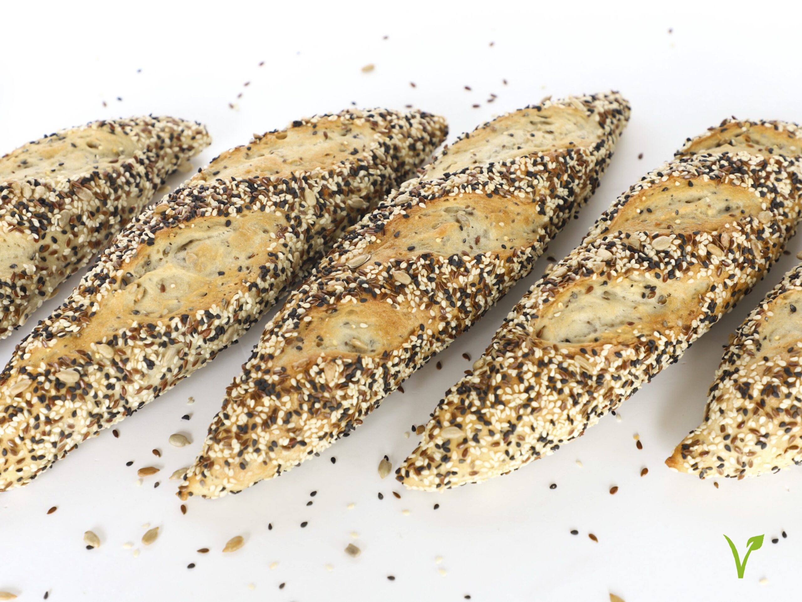 BAGUETÍN SEMI INTEGRAL CON SEMILLAS<br><span style="font-family: 'Spartan', sans-serif;font-size:13px;"><p>Pan de masa madre semi integral con semillas de girasol, chía, lino, mijo, sésamo negro y quinoa (apto vegano).</p>$1.600<b>(Por unidad.)</b></span>