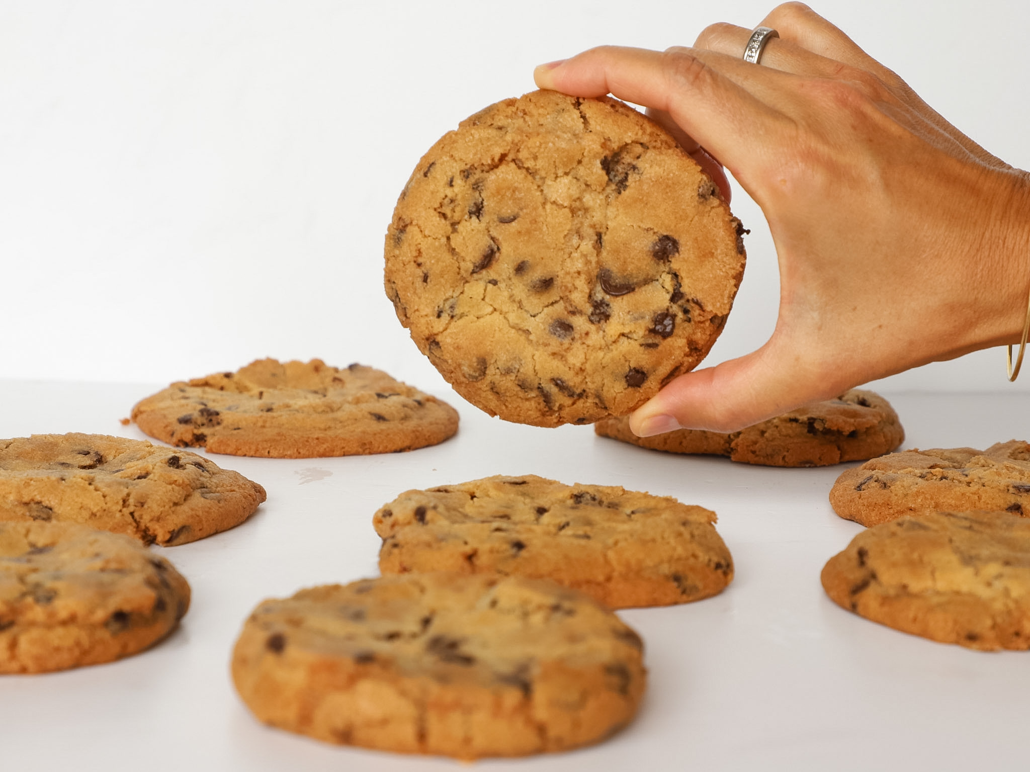 COOKIE DE VAINILLA Y CHIPS DE CHOCOLATE<br><span style="font-family: 'Spartan', sans-serif;font-size:13px;"><p>Cookie de masa de vainilla con trocitos de chocolate semi amargo. </p>$4.500<b>(Por unidad - Ø 10 cm.)</b></span>