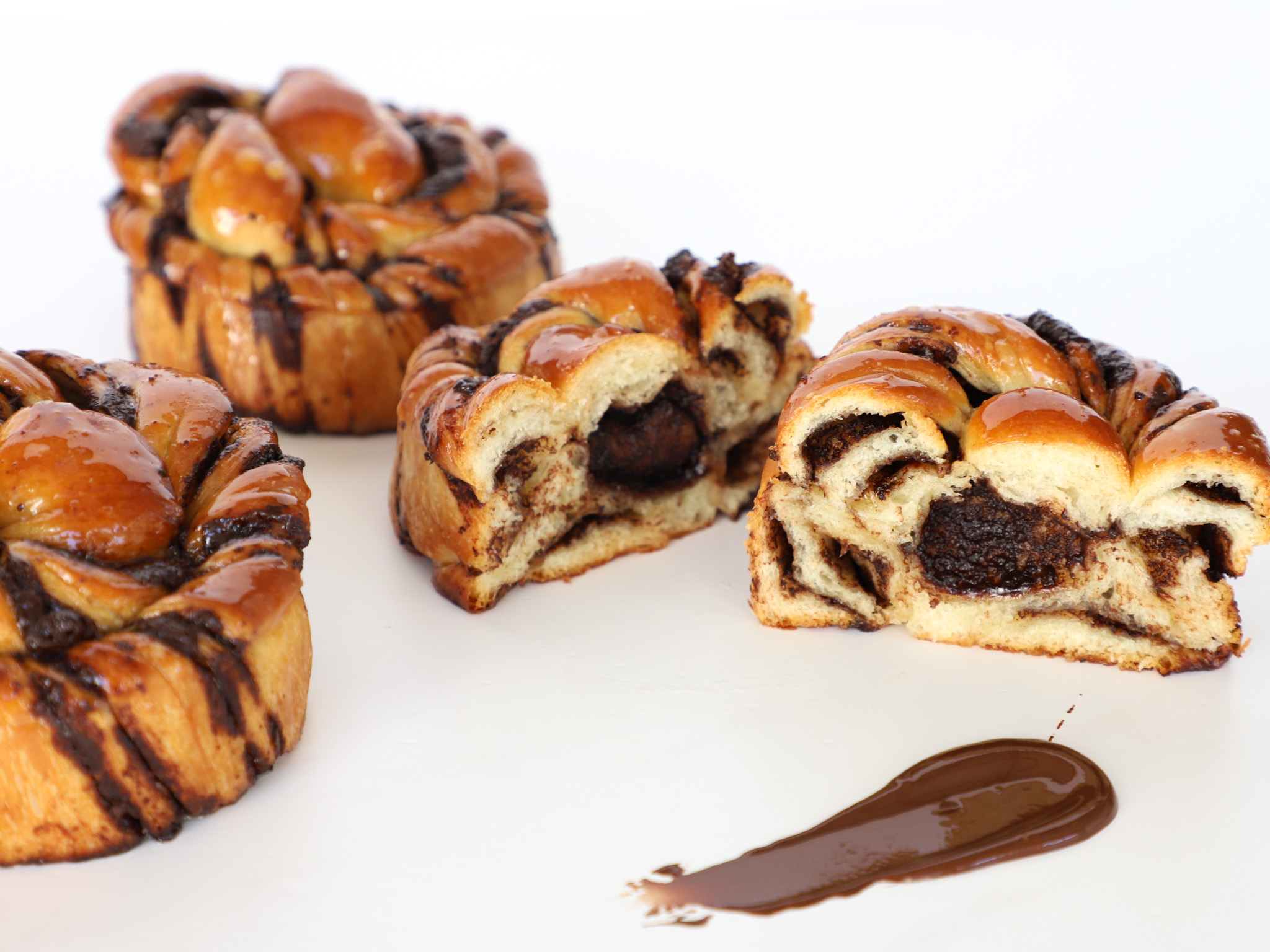 ROLL DE CHOCOLATE <br><span style="font-family: 'Spartan', sans-serif;font-size:13px;"><p>Roll relleno con una crema de chocolate, tipo Babka. </p>$5.800<b>(Por unidad.)</b></span>