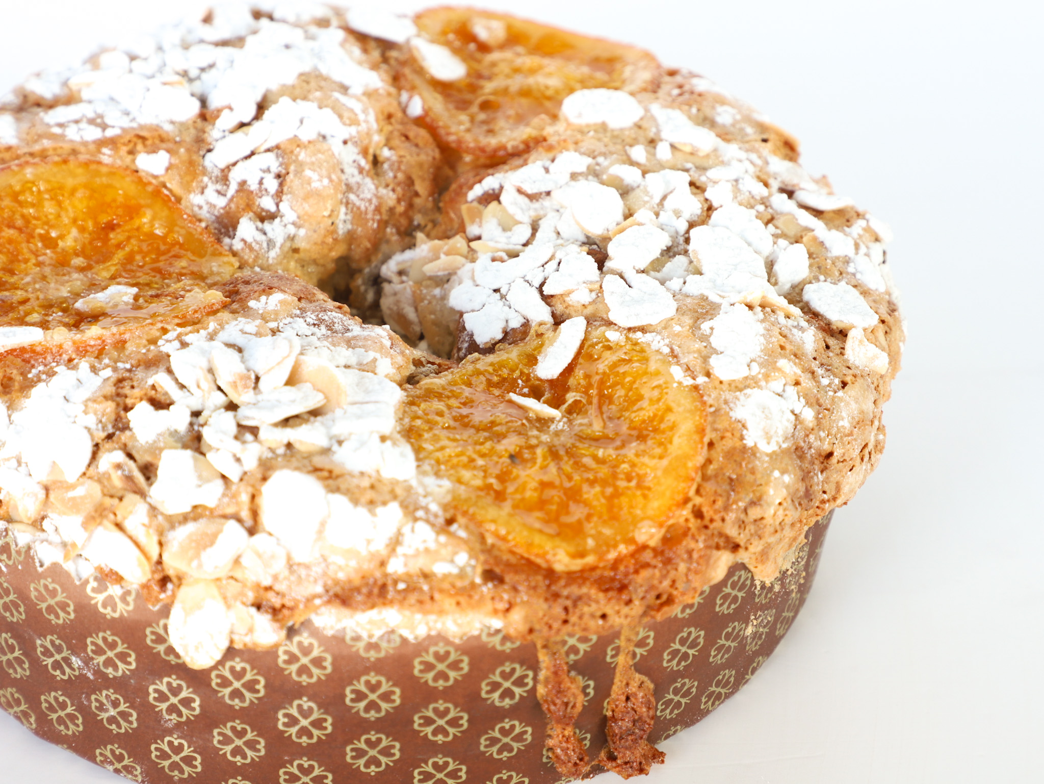 ROSCA DE NARANJA Y ALMENDRAS <br><span style="font-family: 'Spartan', sans-serif;font-size:13px;"><p>Rosca de masa abriochada con naranjas glaseadas y almendras tostadas, rellena con crema frangipane de almendras. Por encima, tiene un crujiente de almendras, almendras laminadas y rodajas de naranja en almíbar.</p>$42.000<b>(Ø 22 cm / de 950 gr aprox.)</b>