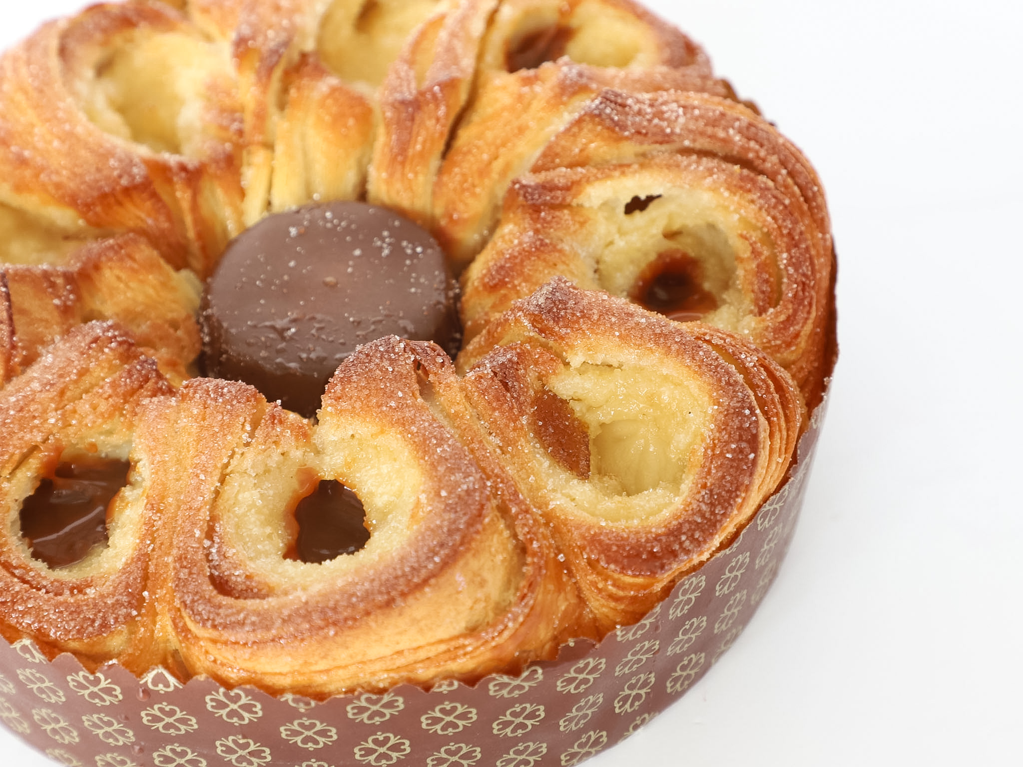 ROSCA LAMINADA DE DULCE DE LECHE Y PASTELERA <br><span style="font-family: 'Spartan', sans-serif;font-size:13px;"><p>Rosca de masa abriochada laminada (hojaldrada) rellena con dulce de leche y crema pastelera de vainilla.</p>$38.000<b>(Ø 22 cm / de 950 gr aprox.)</b>