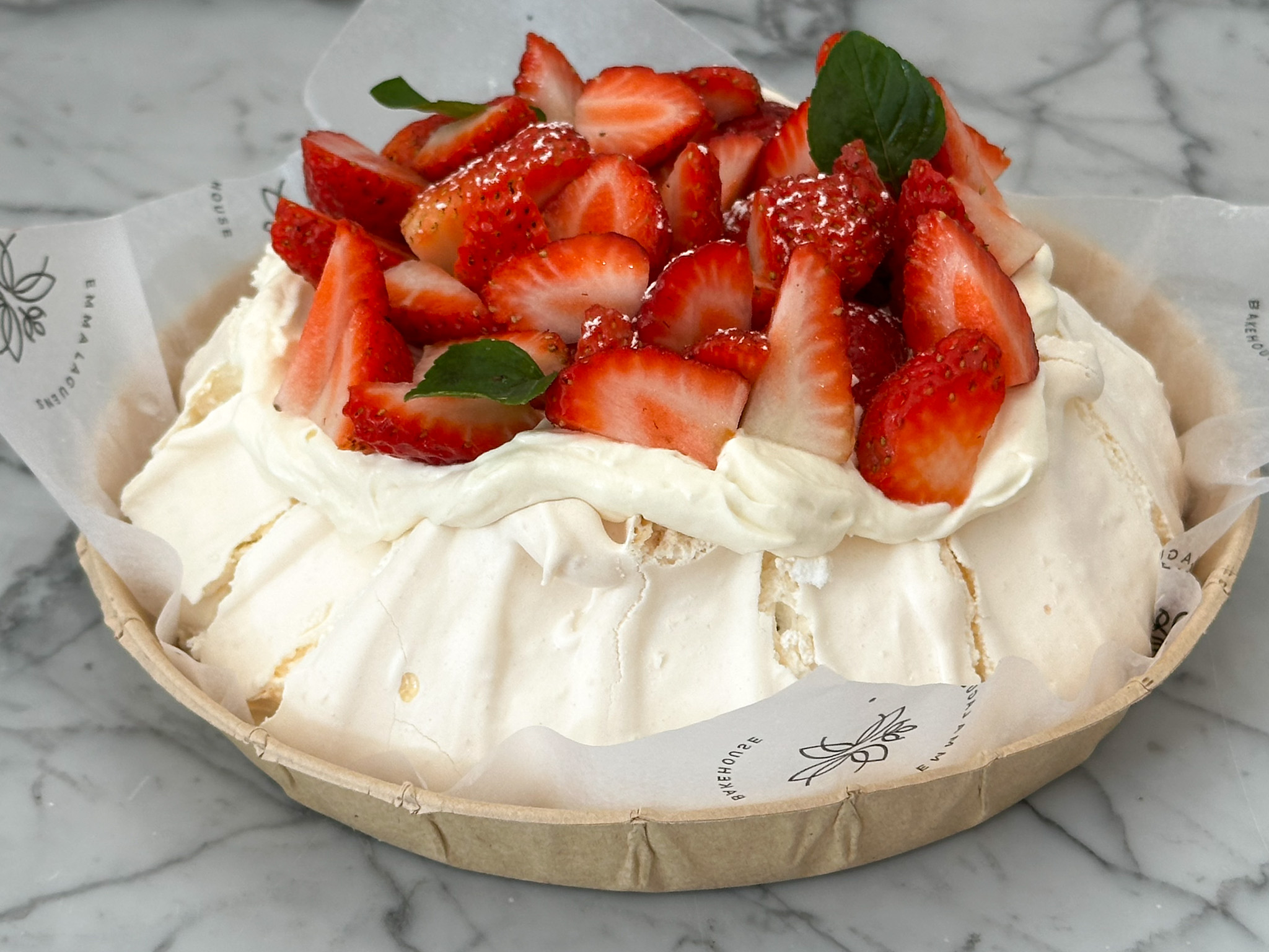 PAVLOVA <br><span style="font-family: 'Spartan', sans-serif;font-size:13px;"><p>Base de merengue crujiente por fuera y suave por dentro · Dulce de leche · Crema batida · Frutillas frescas...</p>$45.000<b>(No contiene harina, pero no es libre de gluten.)</b></span>