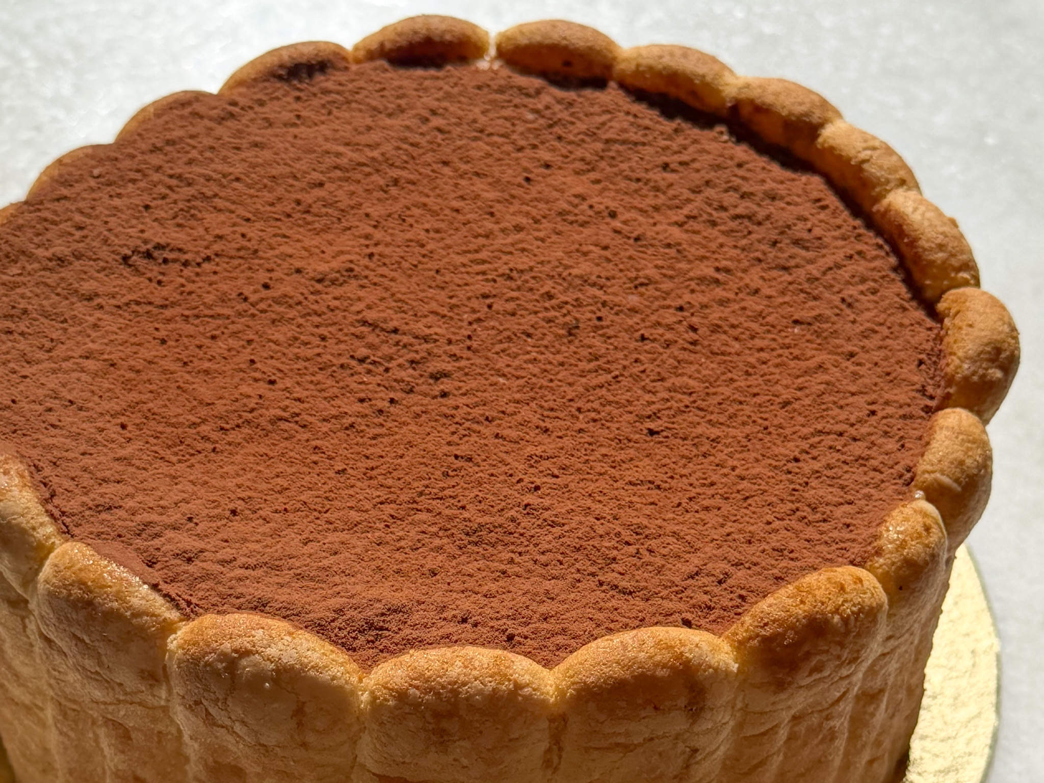 TIRAMISÚ <br><span style="font-family: 'Spartan', sans-serif;font-size:13px;"><p>Mousse de mascarpone · Biscuit embebido con café y licor de café · Cintura de bisctuit · Cacao amargo...</p>$52.000<b>(Al queso mascarpone lo hacemos nosotros!)</b></span>