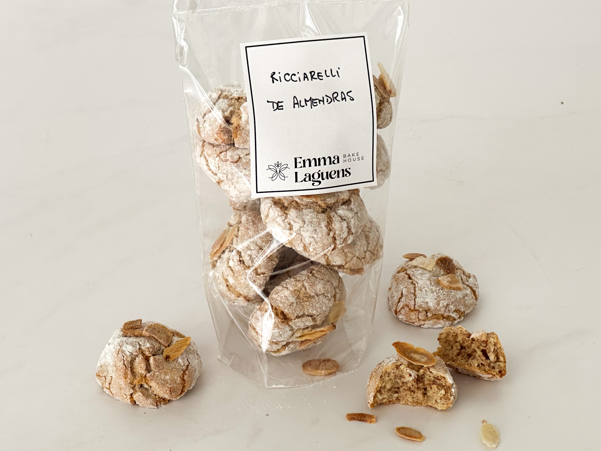 RICCIARELLI DE ALMENDRAS <br><span style="font-family: 'Spartan', sans-serif;font-size:13px;"><p>Típico dulce de Italia de almendras... (No contienen harina, pero no son libres de gluten.)</p>$14.000<b>(Paquete de 120 gr.)</b></span>