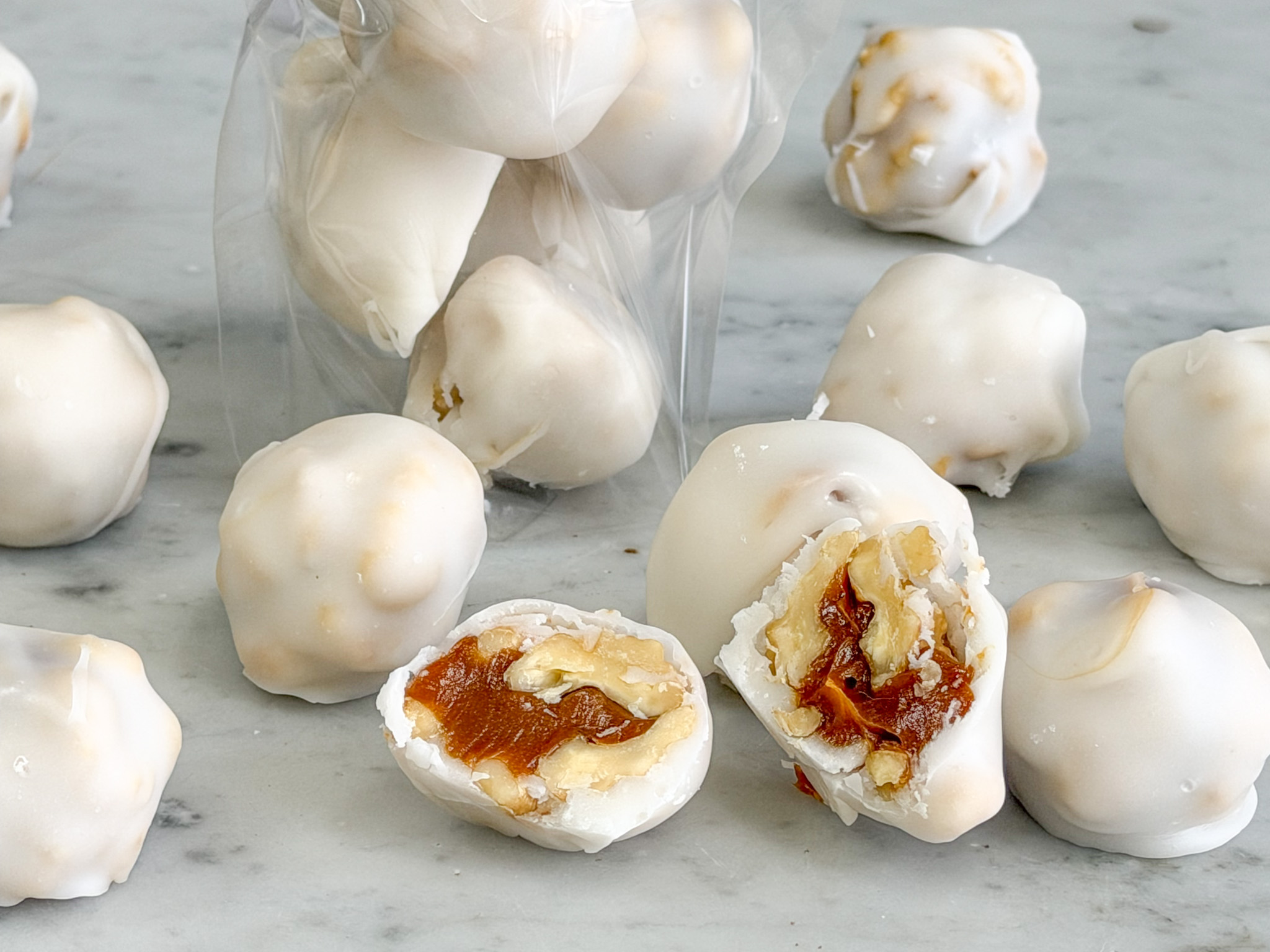 NUECES CON DULCE DE LECHE CONFITADAS<br><span style="font-family: 'Spartan', sans-serif;font-size:13px;"><p>Típico dulce argentino con nueces, dulce de leche y fondant... (No contienen harina, pero no son libres de gluten.)</p>$14.000<b>(Paquete de 7 unidades - 225 gr aprox.)</b></span>