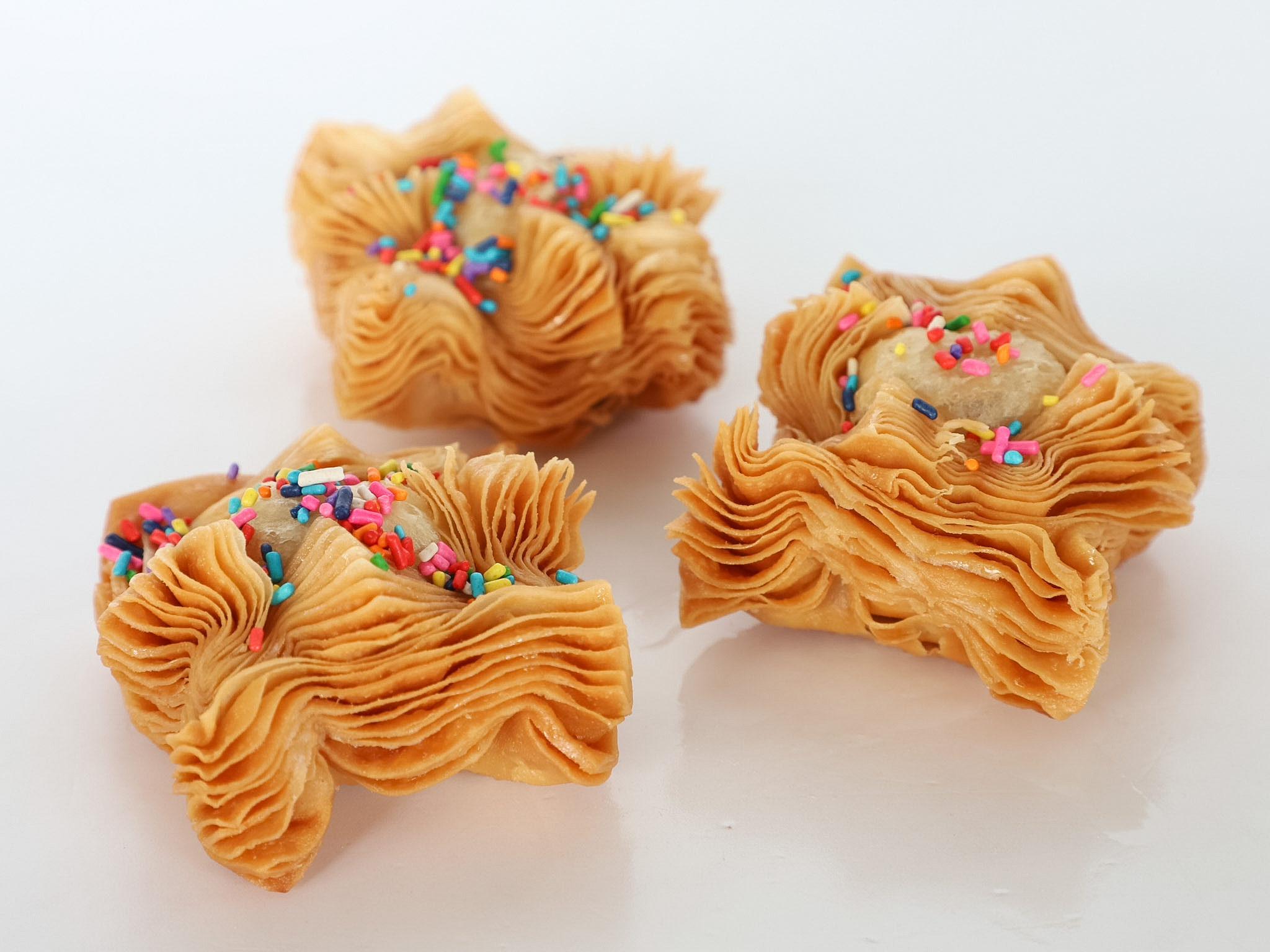 PASTELITOS CRIOLLOS DE MEMBRILLO <br><span style="font-family: 'Spartan', sans-serif;font-size:13px;"><p>Masa hojaldrada crocante y frita de 100% manteca ⋅ Dulce de membrillo ⋅ Almíbar... </p>$3.500<b>(Por unidad - 7 cm aprox.)</b>🇦🇷 SÓLO LAS FECHAS PATRIAS 🇦🇷