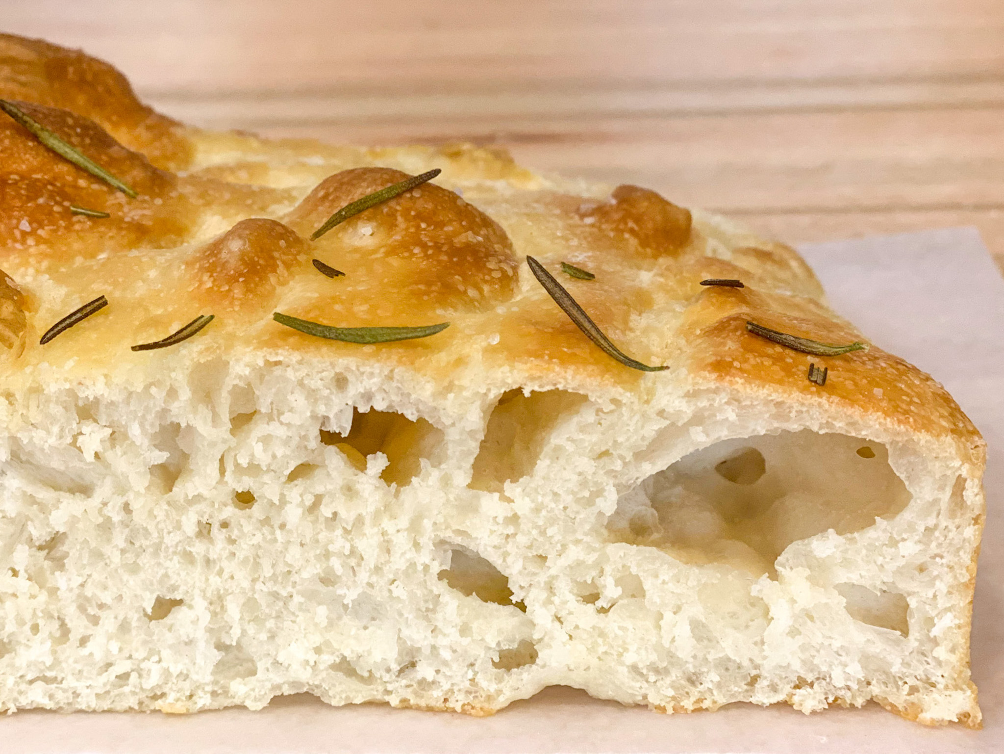 FOCACCIA CLÁSICA DE ROMERO<br><span style="font-family: 'Spartan', sans-serif;font-size:13px;"><p>Focaccia de 24 hs de fermentación, con sal y romero fresco por encima. Pan hecho con levadura (apto vegano).</p>$7.200<b>(Por unidad.) </b></span>