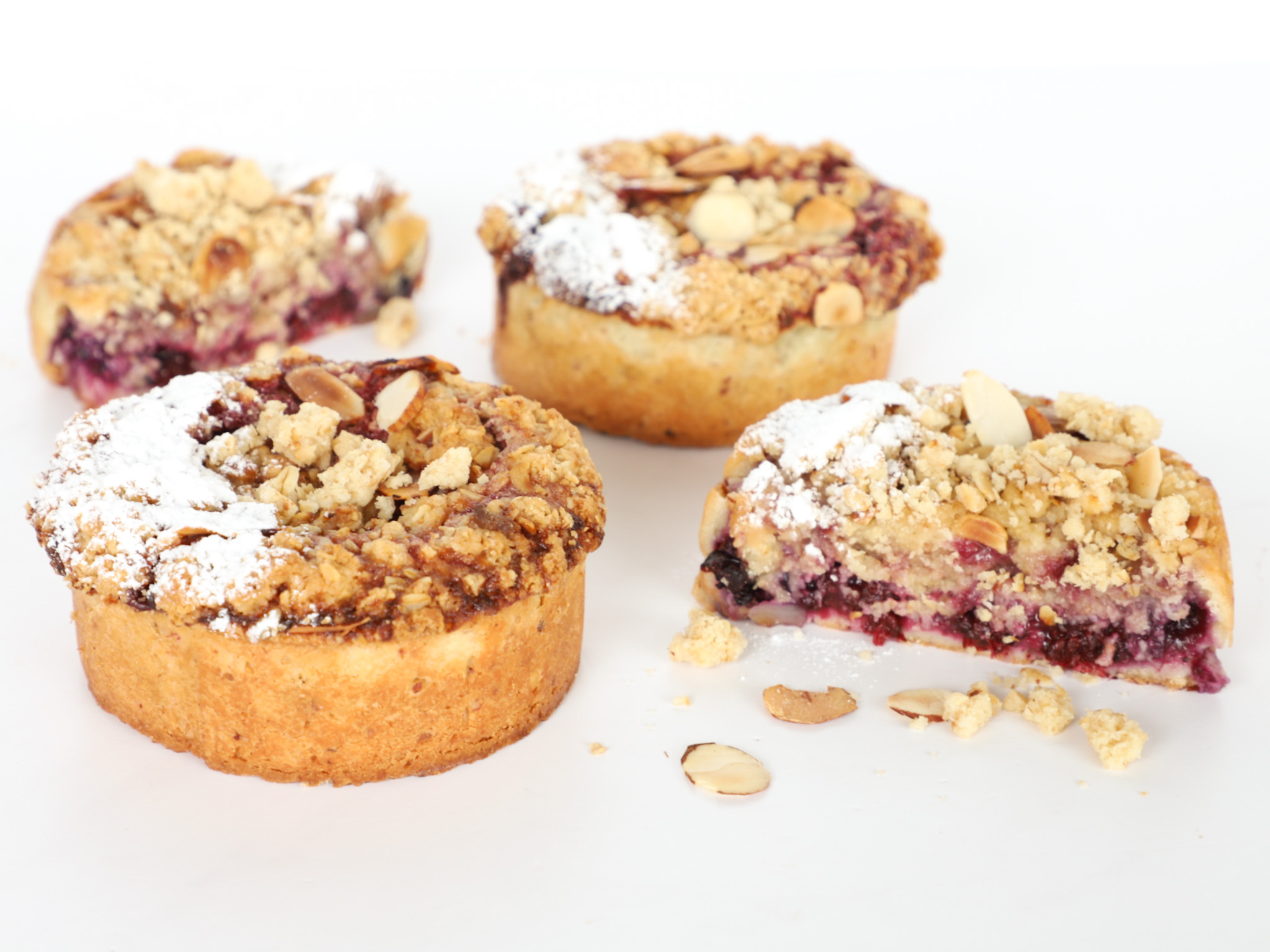 TARTA CRUMBLE DE AVENA, ALMENDRAS Y FRUTOS ROJOS<br><span style="font-family: 'Spartan', sans-serif;font-size:13px;"><p> Crumble de avena y láminas de almendras · Relleno de frutos rojos · Masa sablée de almendras...</p>$14.500<b>(Es un poco más grande que las mini tortas. Es una tarta individual, pero para compartir.)</b></span>