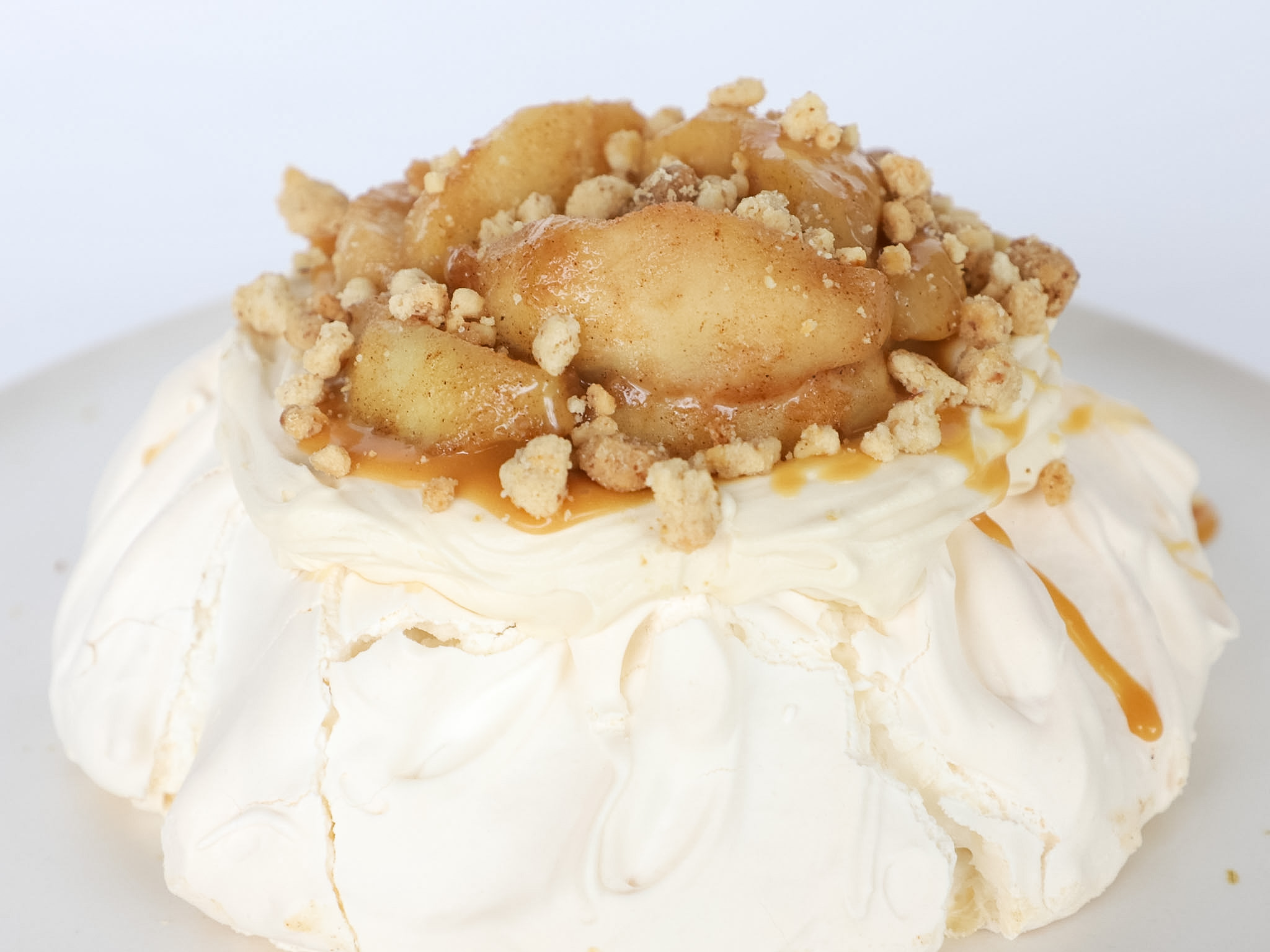 PAVLOVA DE MANZANA Y CARAMELO TOFFEE CON NUECES <br><span style="font-family: 'Spartan', sans-serif;font-size:13px;"><p>Base de merengue crujiente por fuera y suave por dentro · Crema batida · Caramelo toffee con nueces · Manzanas salteadas con canela · Curable de nuez...</p>$48.000<b></b></span>
