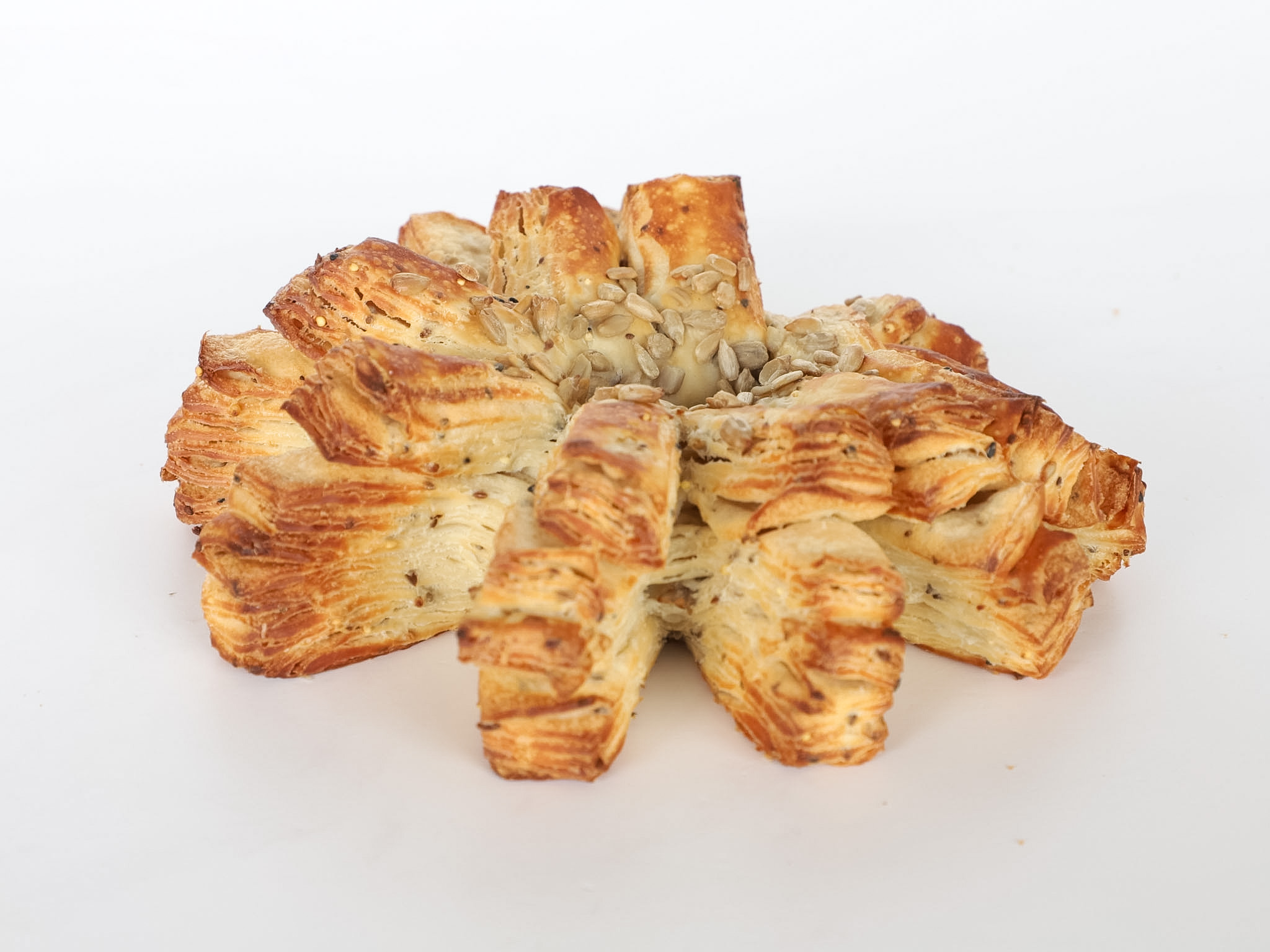 CREMONA SEMI INTEGRAL CON SEMILLAS  <br><span style="font-family: 'Spartan', sans-serif;font-size:13px;"><p>Pan semi integral hojaldrado con semillas de girasol, chía, lino, mijo, sésamo negro y quinoa, de 100% manteca.</p>$9.500<b>(Por unidad.) </b></span>