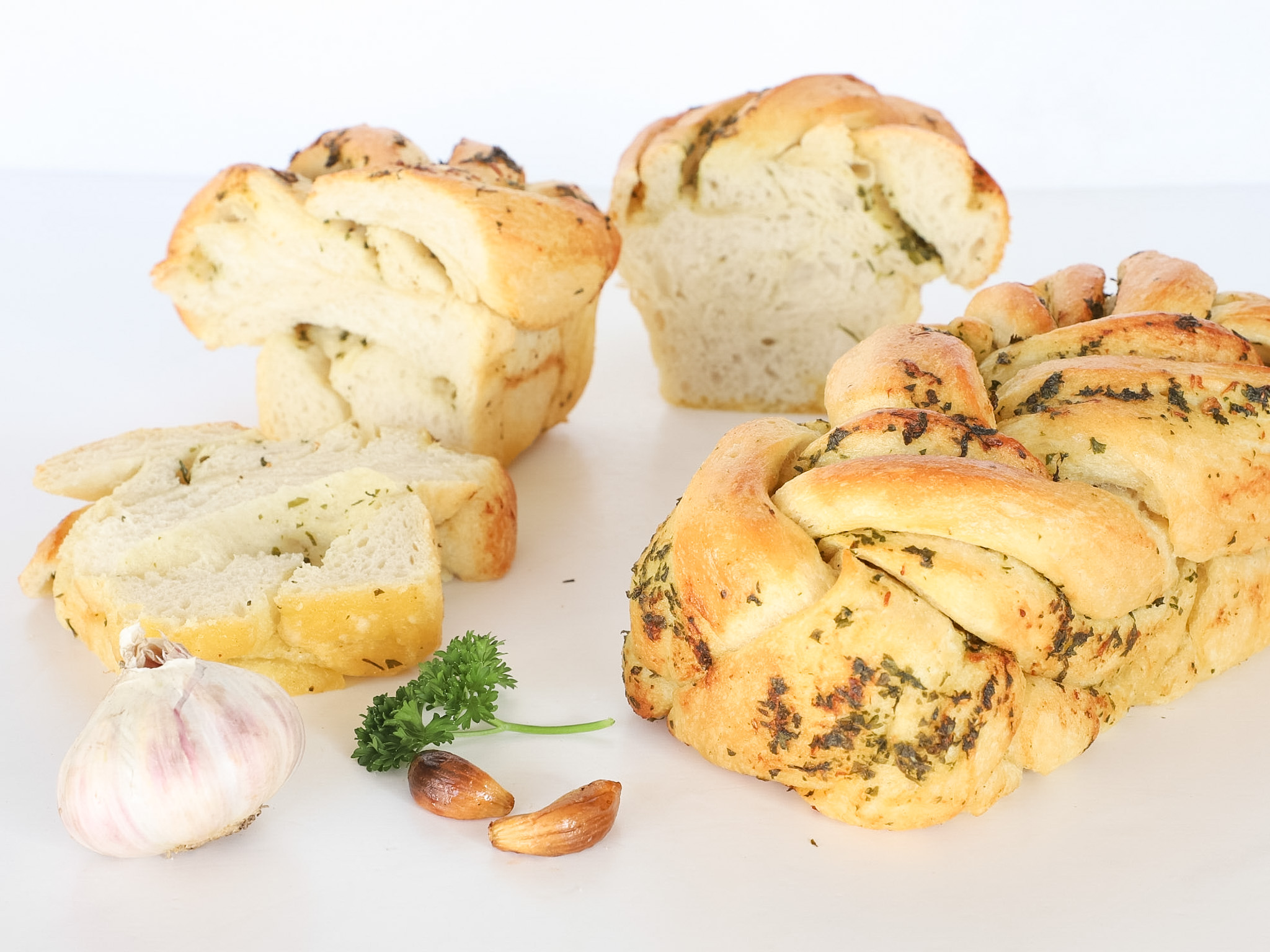 PAN TRENZADO DE AJOS ASADOS <br><span style="font-family: 'Spartan', sans-serif;font-size:13px;"><p>Pan de masa madre con manteca de ajos asados y perejil.</p>$7.500<b>(Por unidad - 450 gr.)</b>Disponibles sólo los viernes, sábados, domingos y feriados.</span>