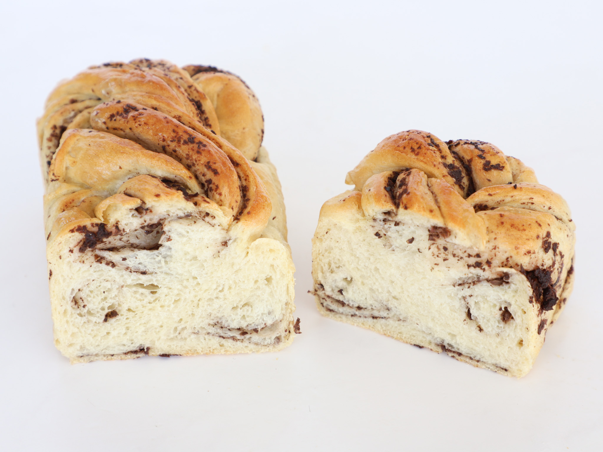 PAN TRENZADO DE OLIVAS NEGRAS <br><span style="font-family: 'Spartan', sans-serif;font-size:13px;"><p>Pan de masa madre con pasta de aceitunas negras.</p>$7.500<b>(Por unidad - 450 gr.)</b>Disponibles sólo los viernes, sábados, domingos y feriados.</span>